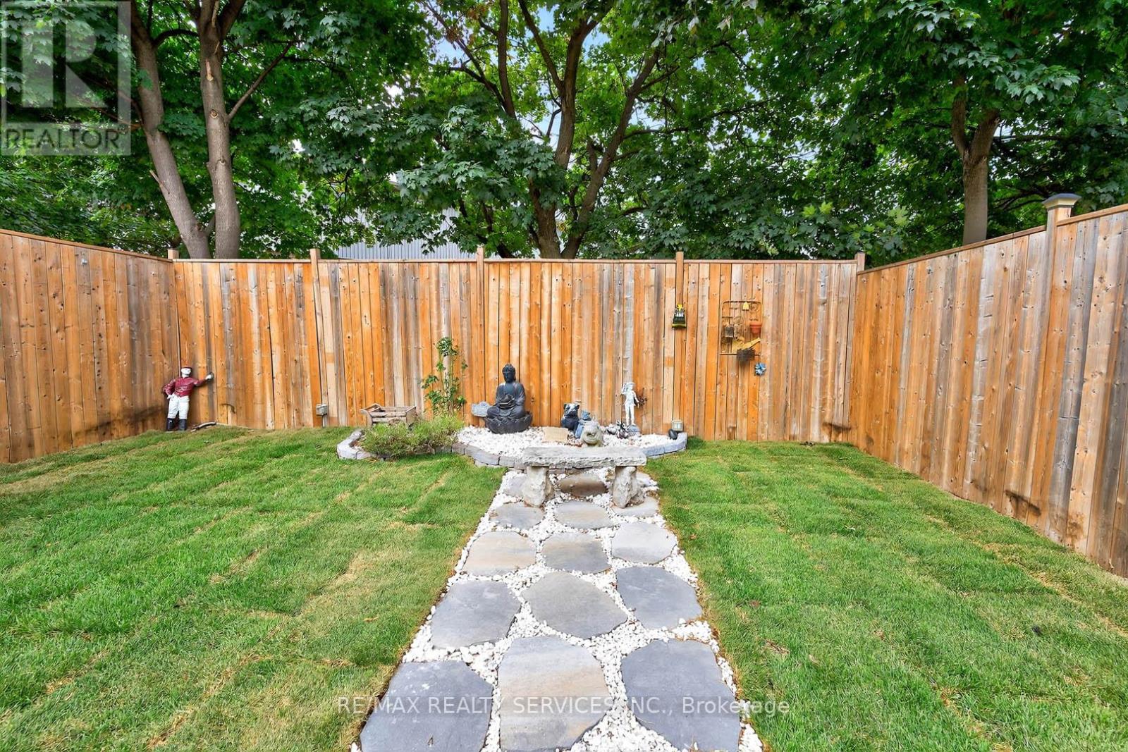 Photo 7 of 28 Chipwood Crescent, Brampton ON