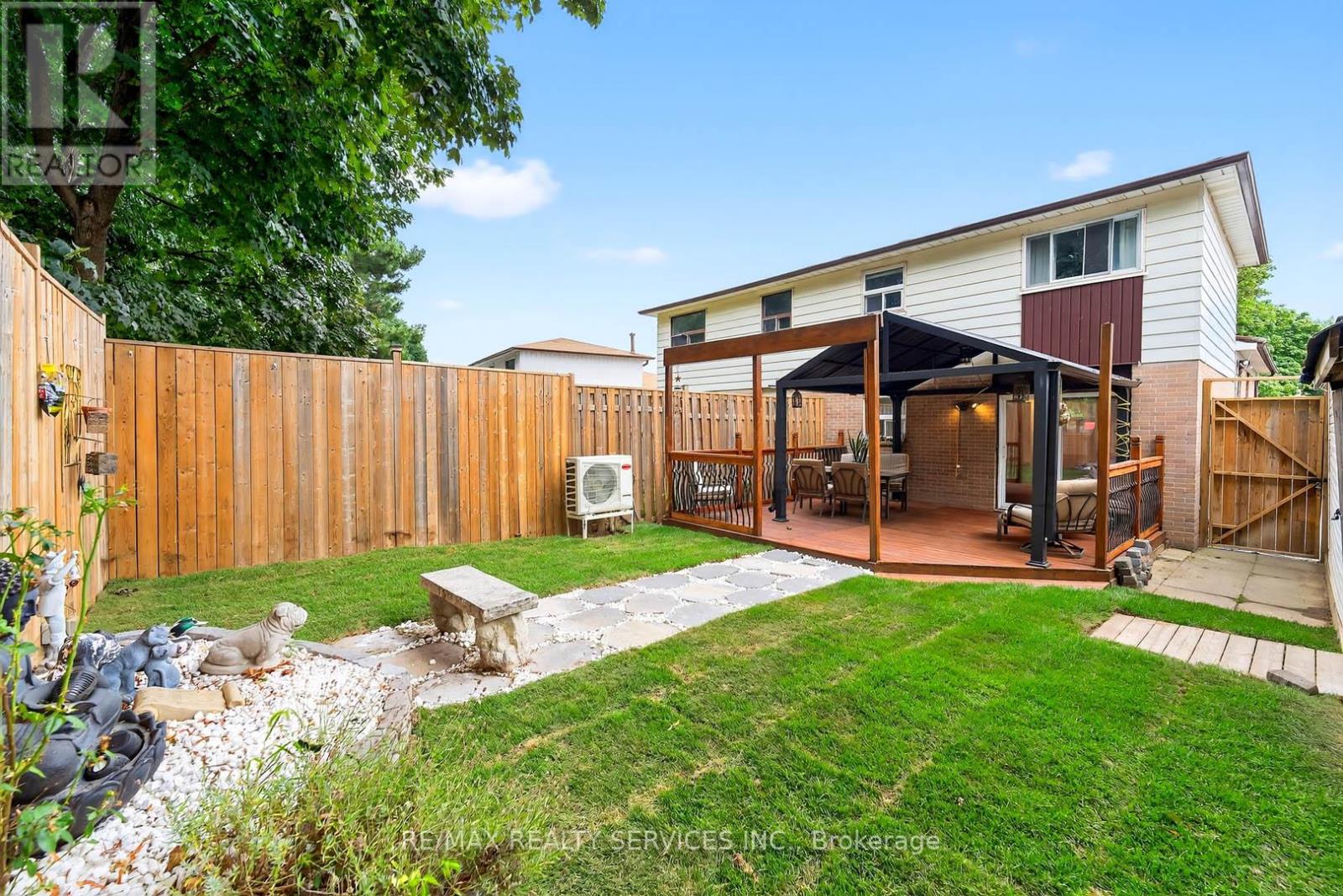 Photo 12 of 28 Chipwood Crescent, Brampton ON