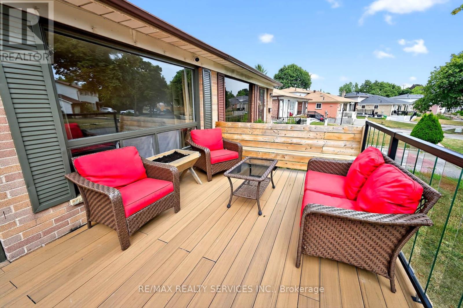Photo 4 of 28 Chipwood Crescent, Brampton ON
