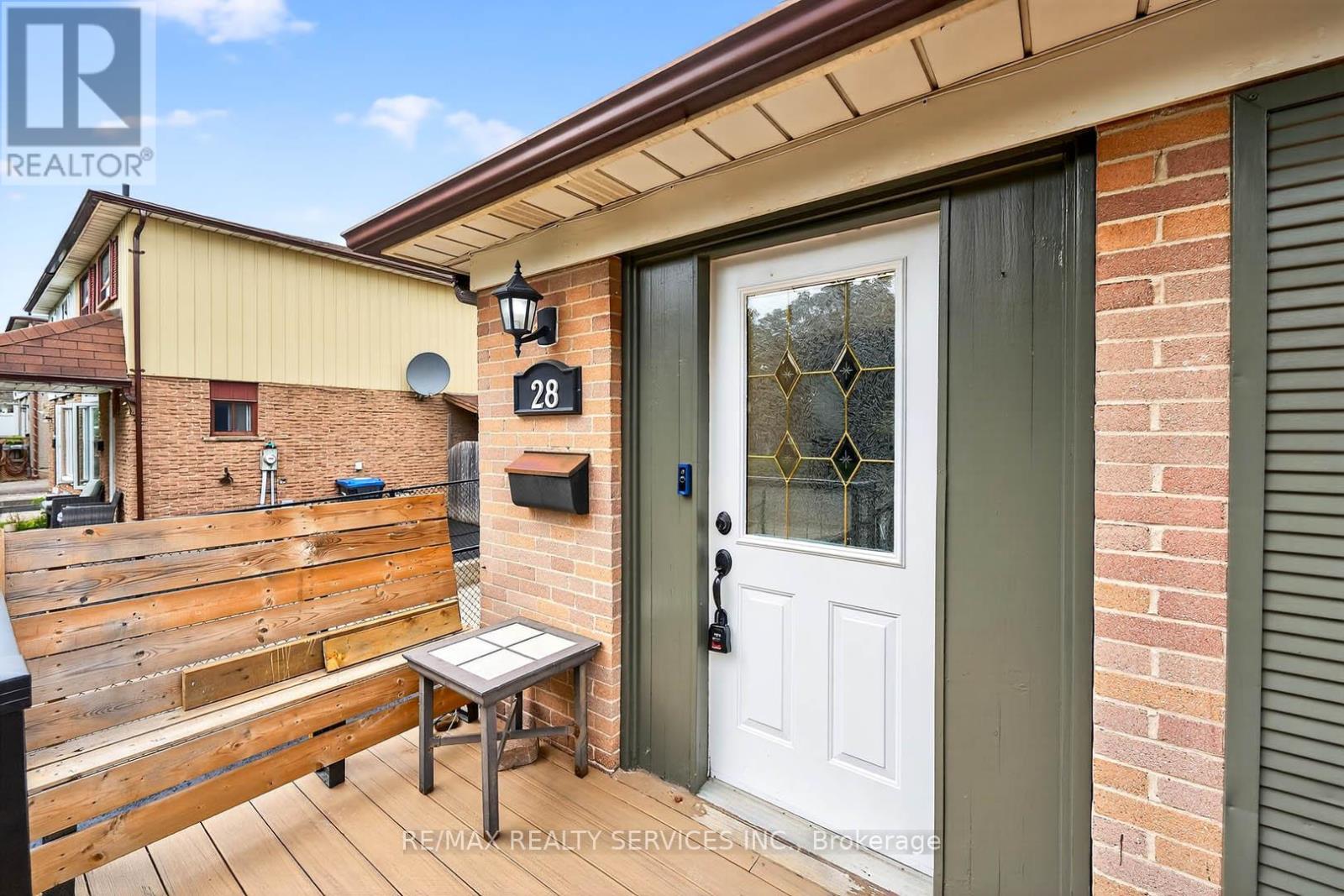 Photo 15 of 28 Chipwood Crescent, Brampton ON