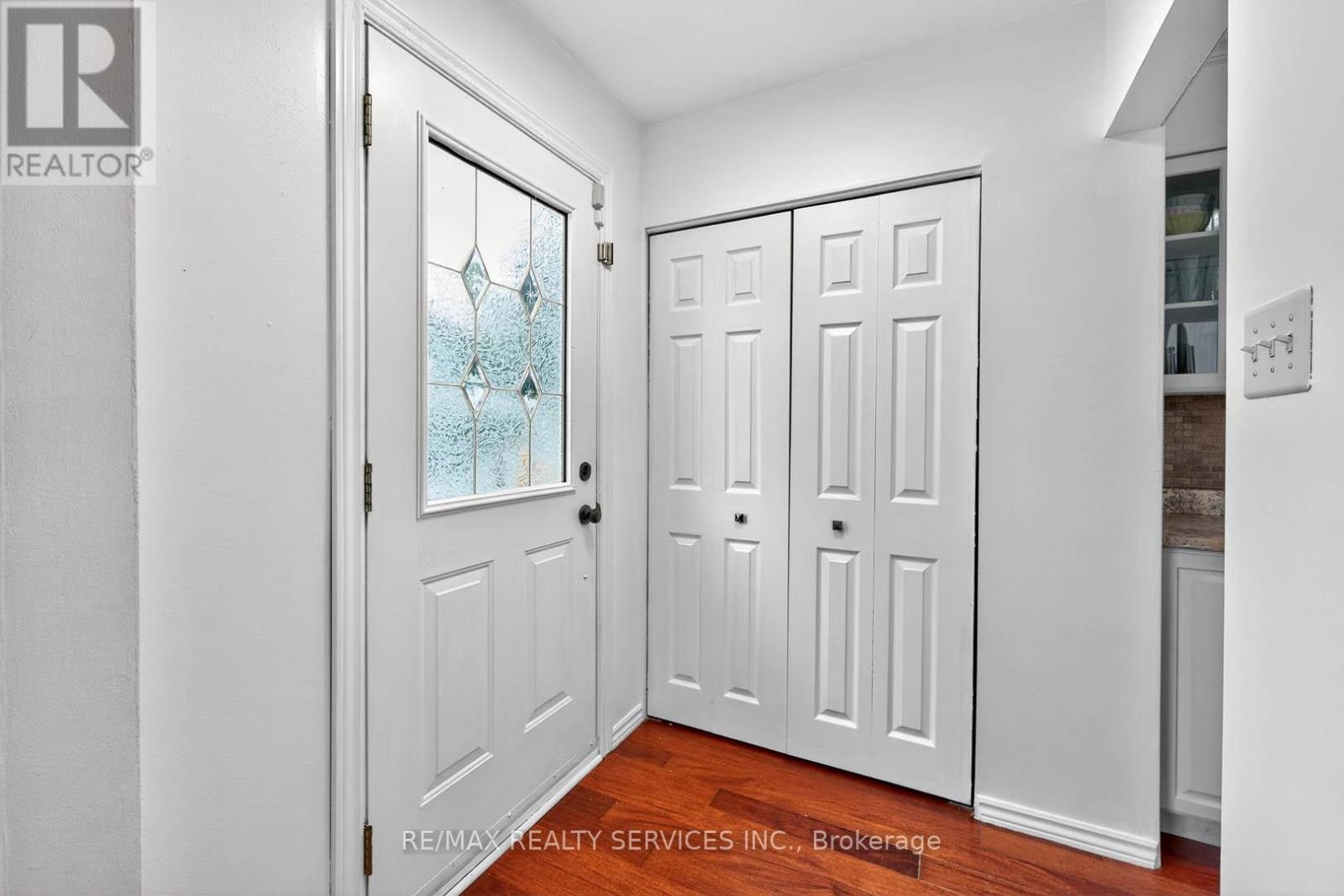 Photo 9 of 28 Chipwood Crescent, Brampton ON