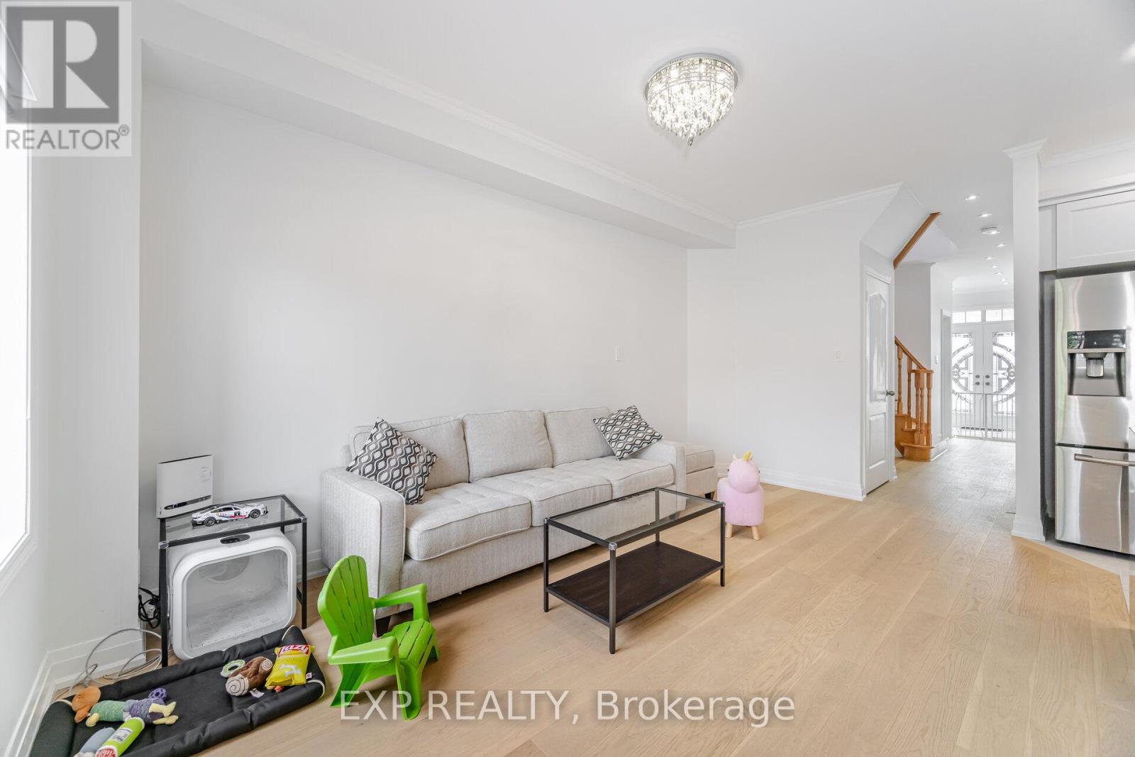 Photo 7 of 32 Arco Circle, Vaughan ON