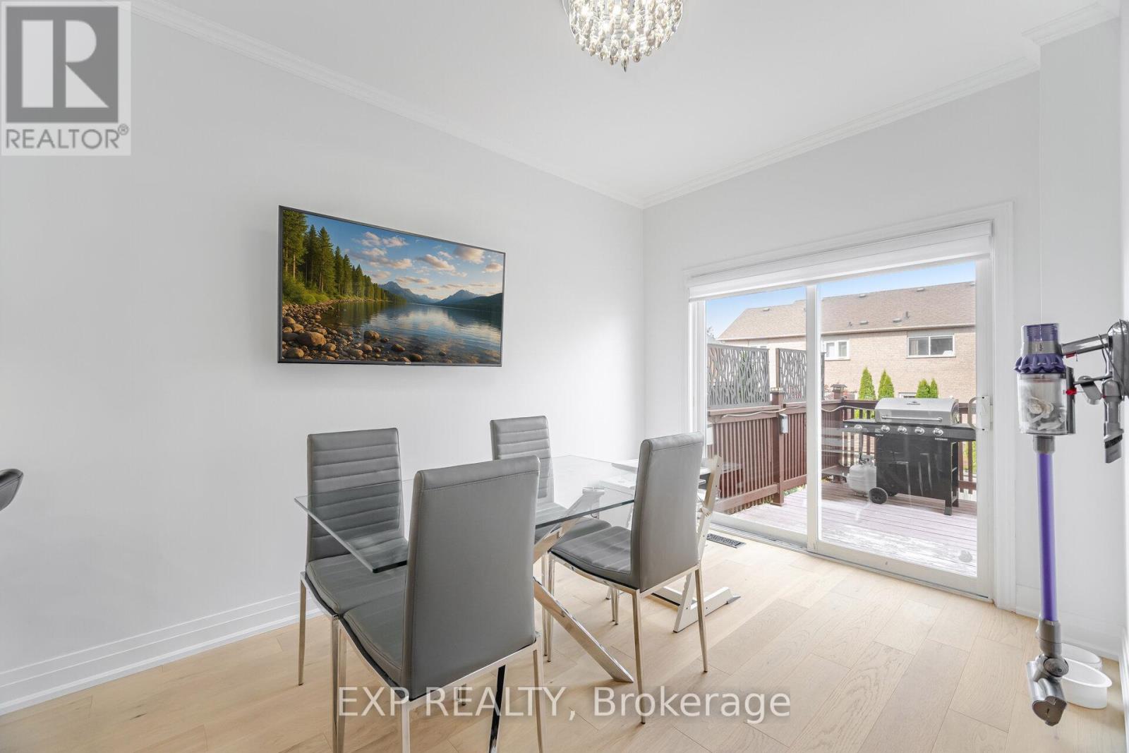 Photo 8 of 32 Arco Circle, Vaughan ON