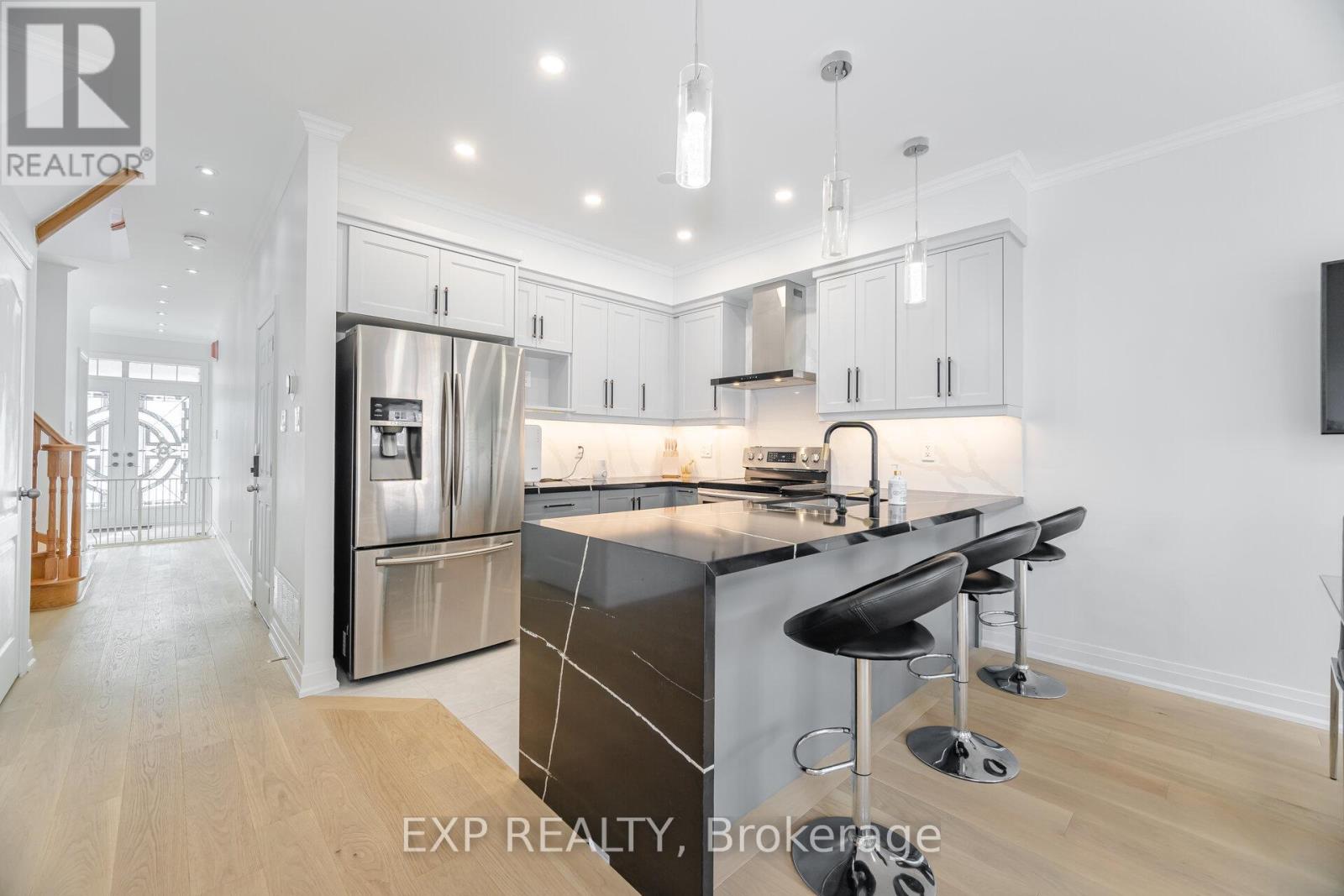 Photo 11 of 32 Arco Circle, Vaughan ON