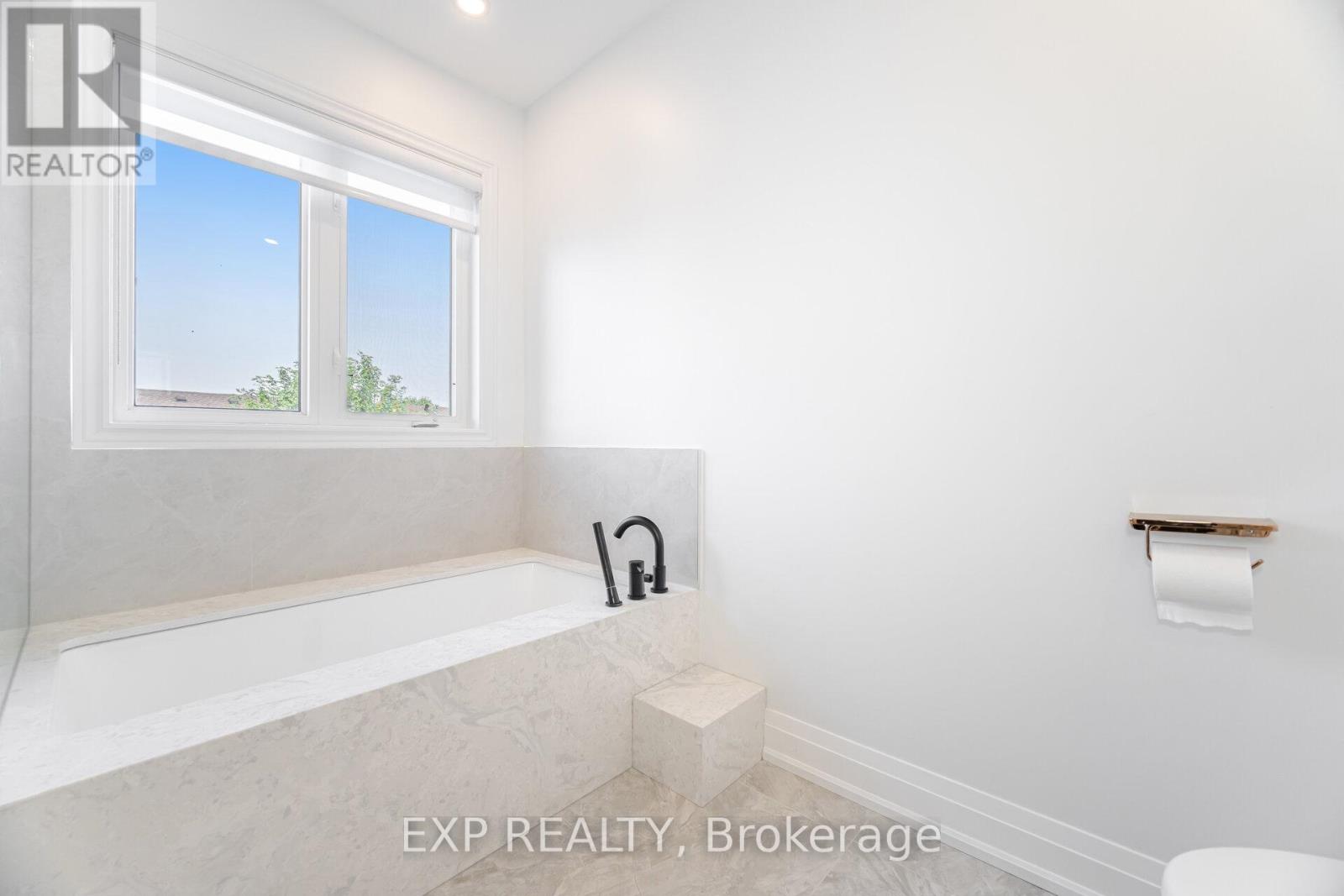Photo 4 of 32 Arco Circle, Vaughan ON