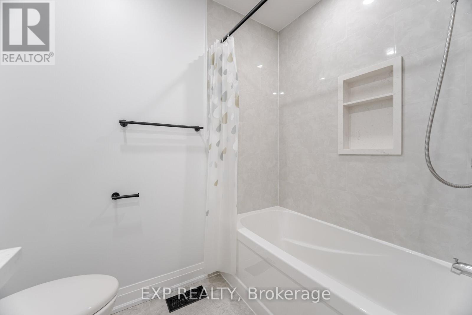 Photo 13 of 32 Arco Circle, Vaughan ON