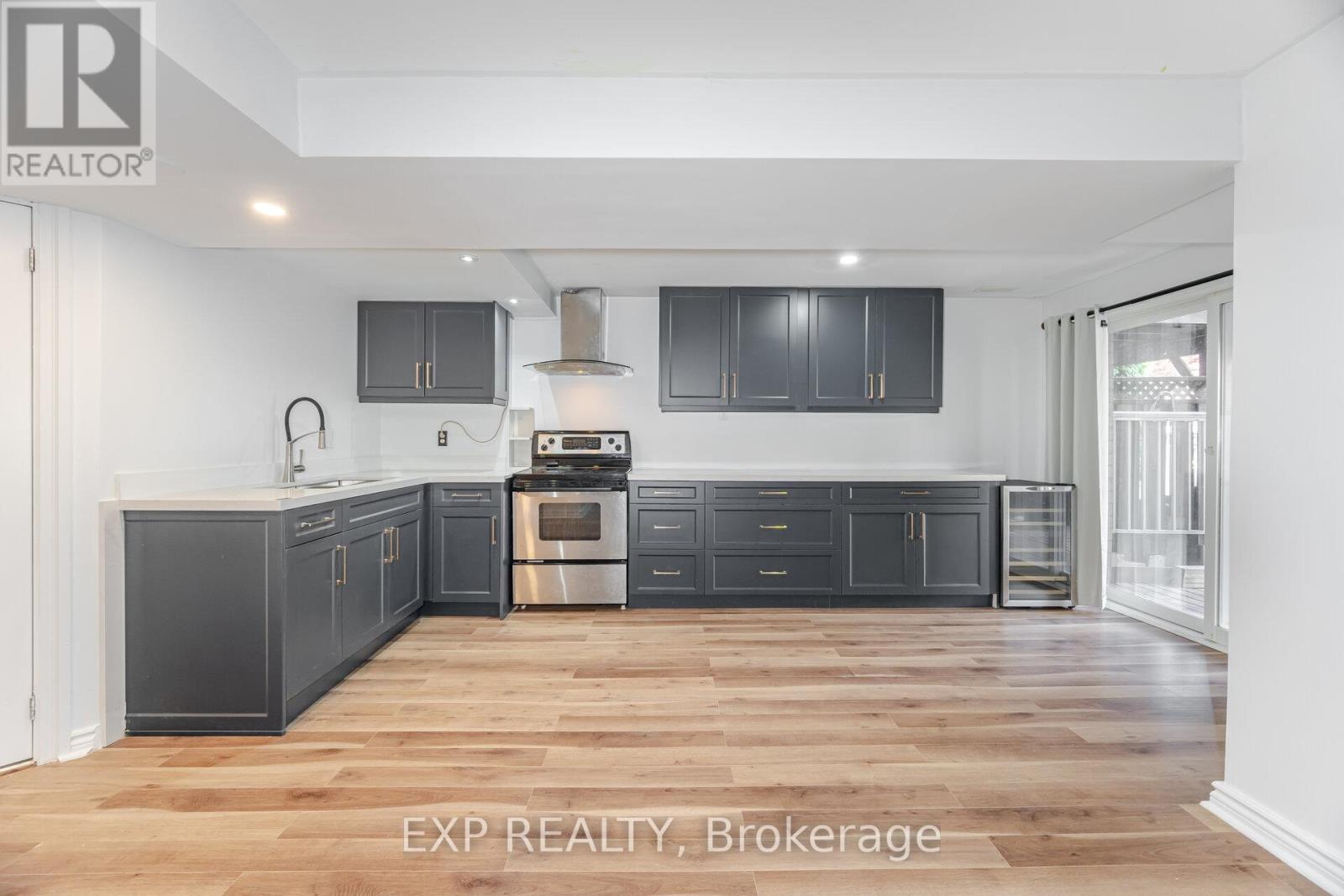 Photo 9 of 32 Arco Circle, Vaughan ON