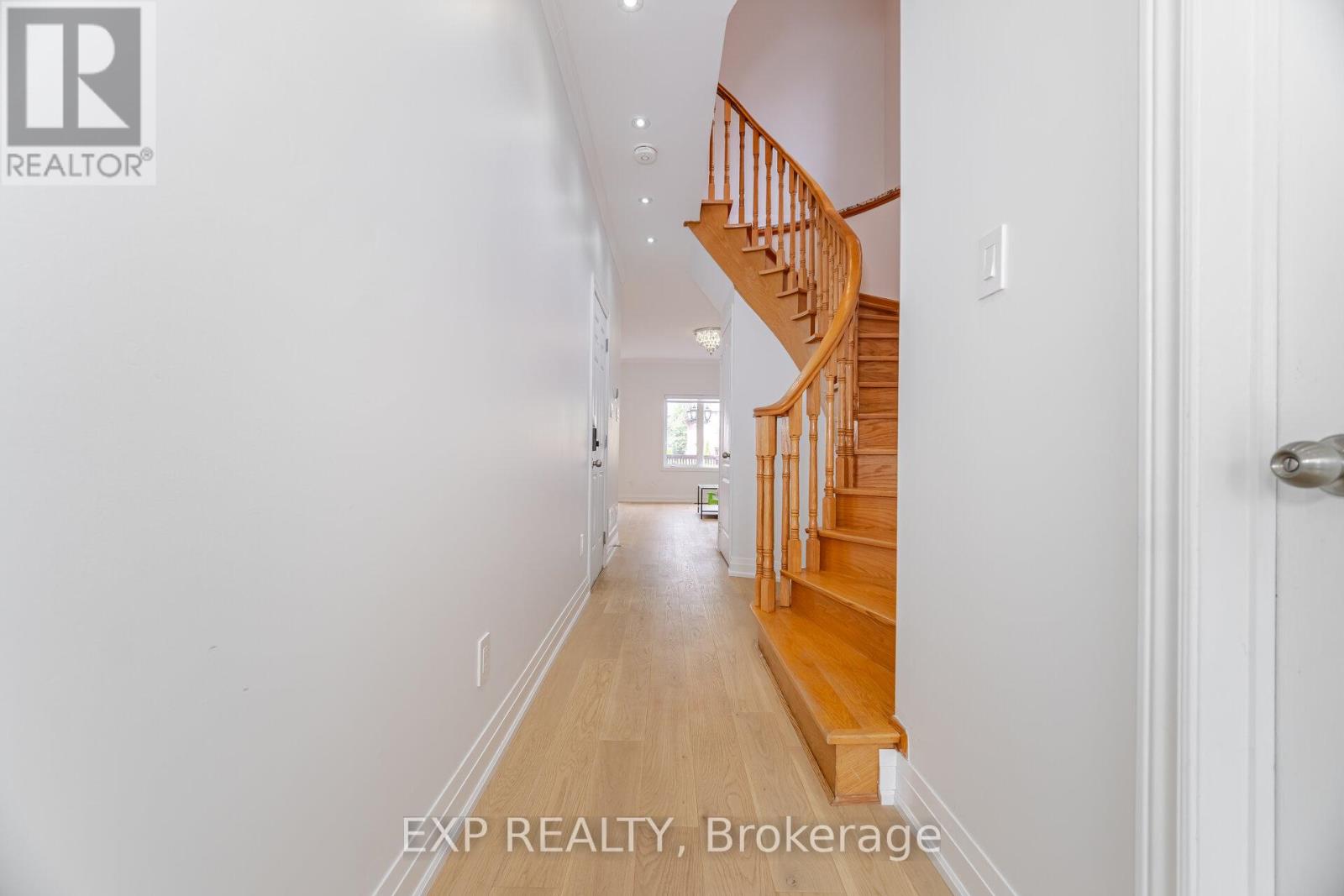 Photo 10 of 32 Arco Circle, Vaughan ON