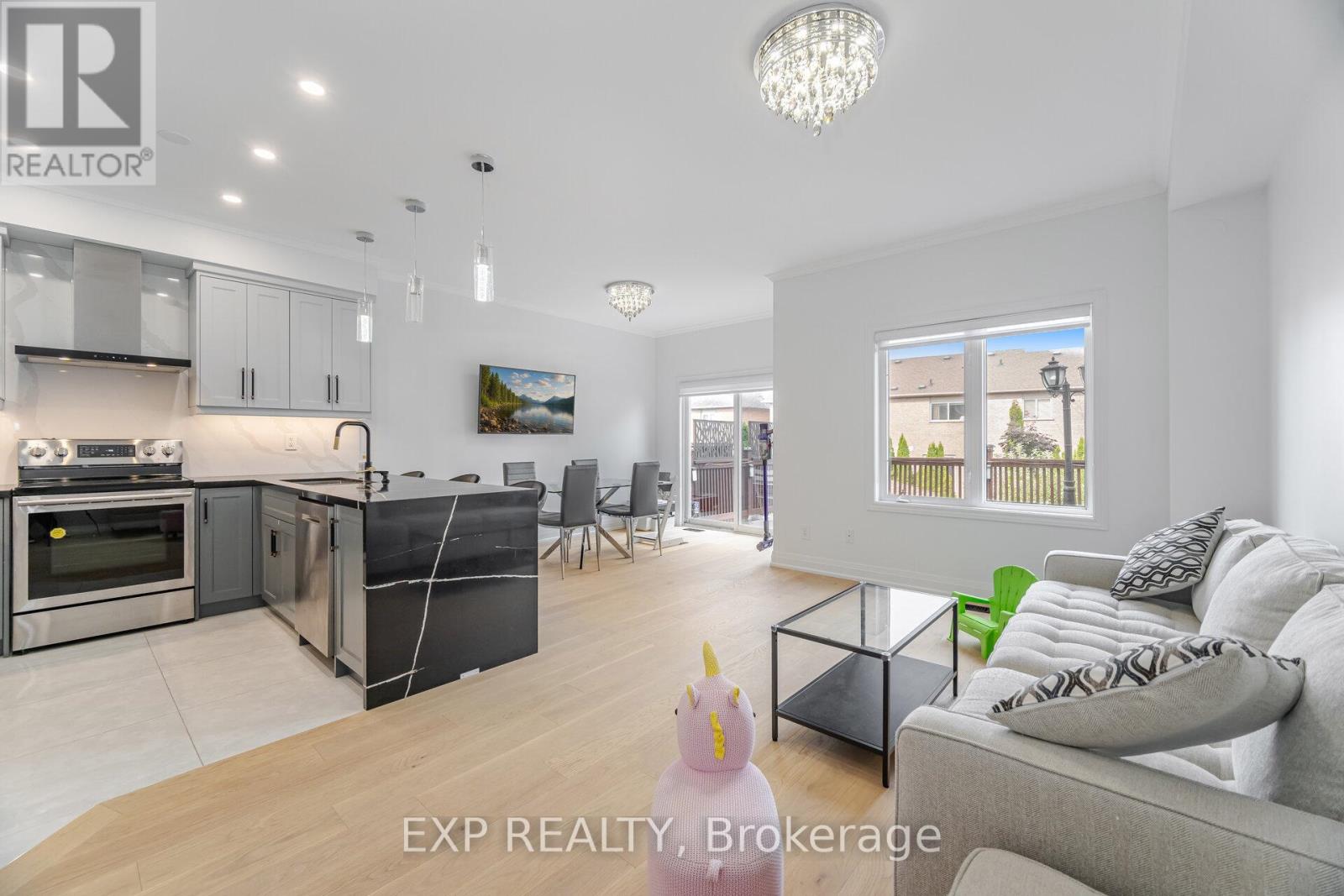 Photo 17 of 32 Arco Circle, Vaughan ON