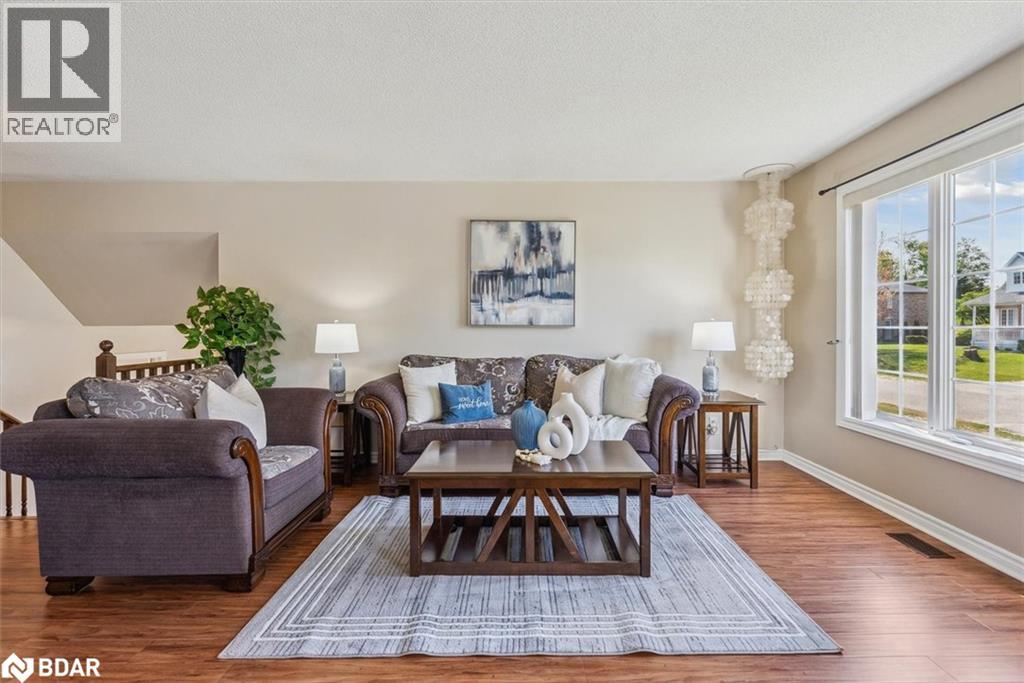 Photo 6 of 54 Marlow Circle, Hillsdale ON