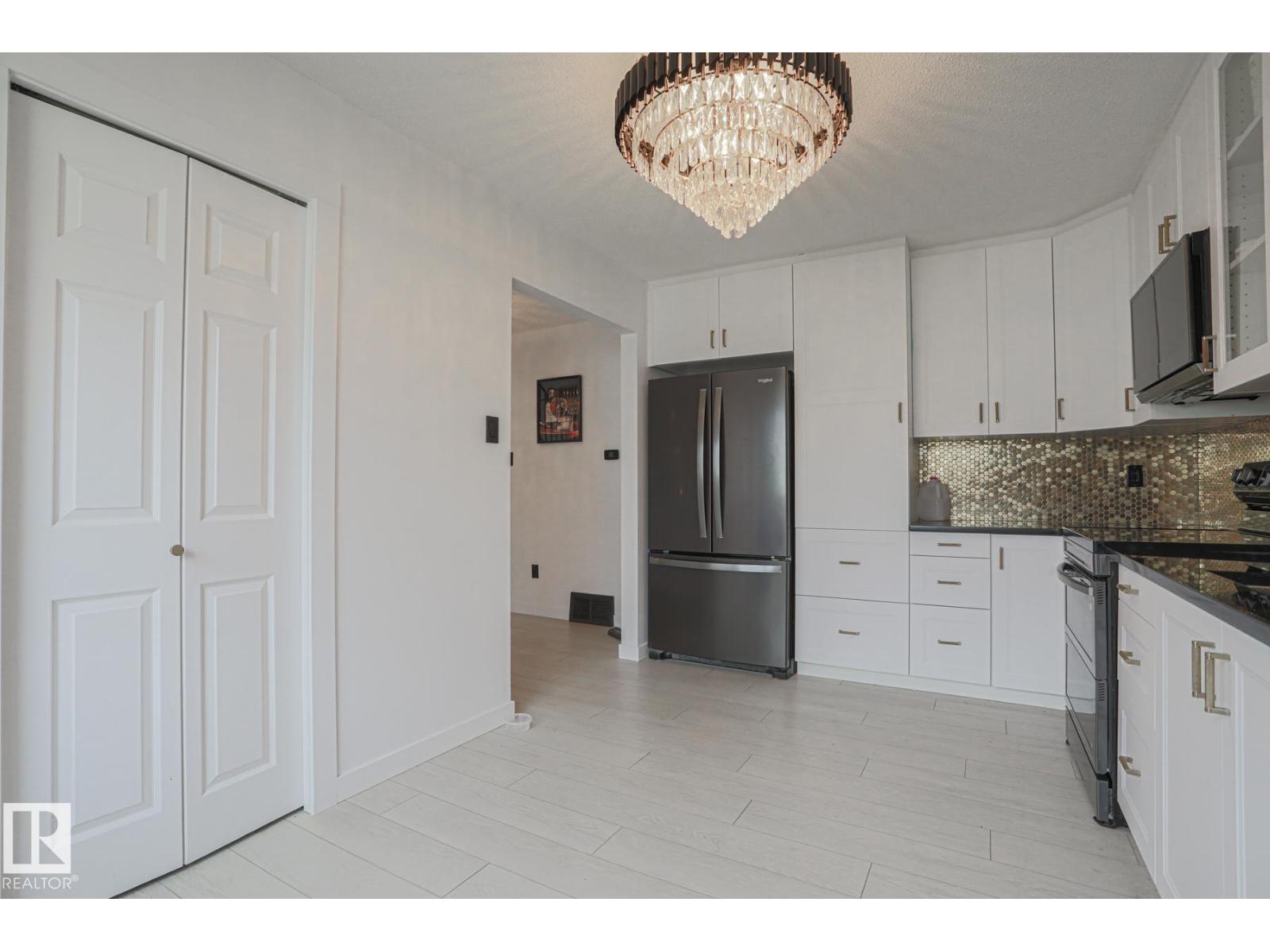 Photo 15 of 23 3811 85 St Nw, Edmonton AB