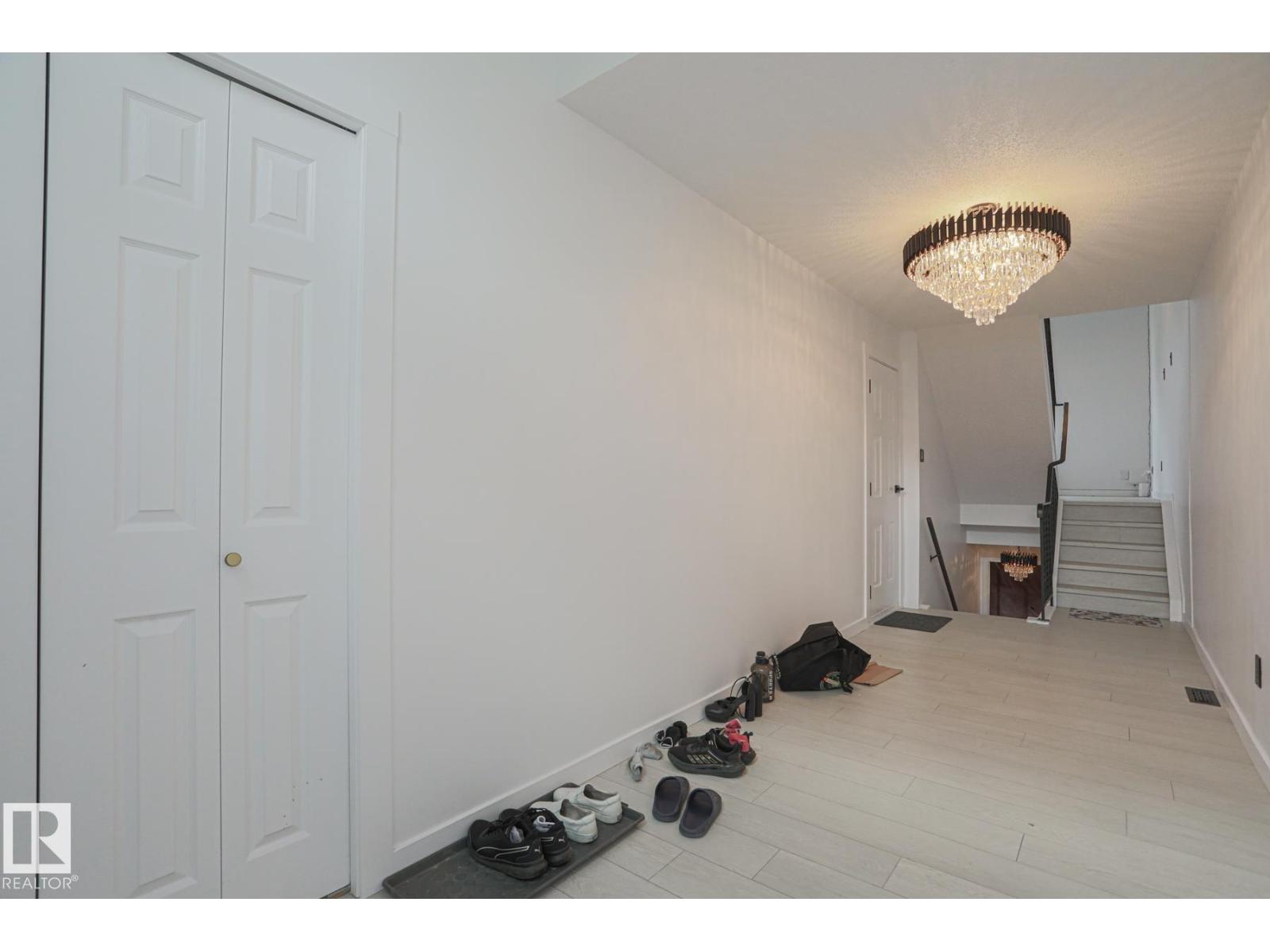Photo 2 of 23 3811 85 St Nw, Edmonton AB