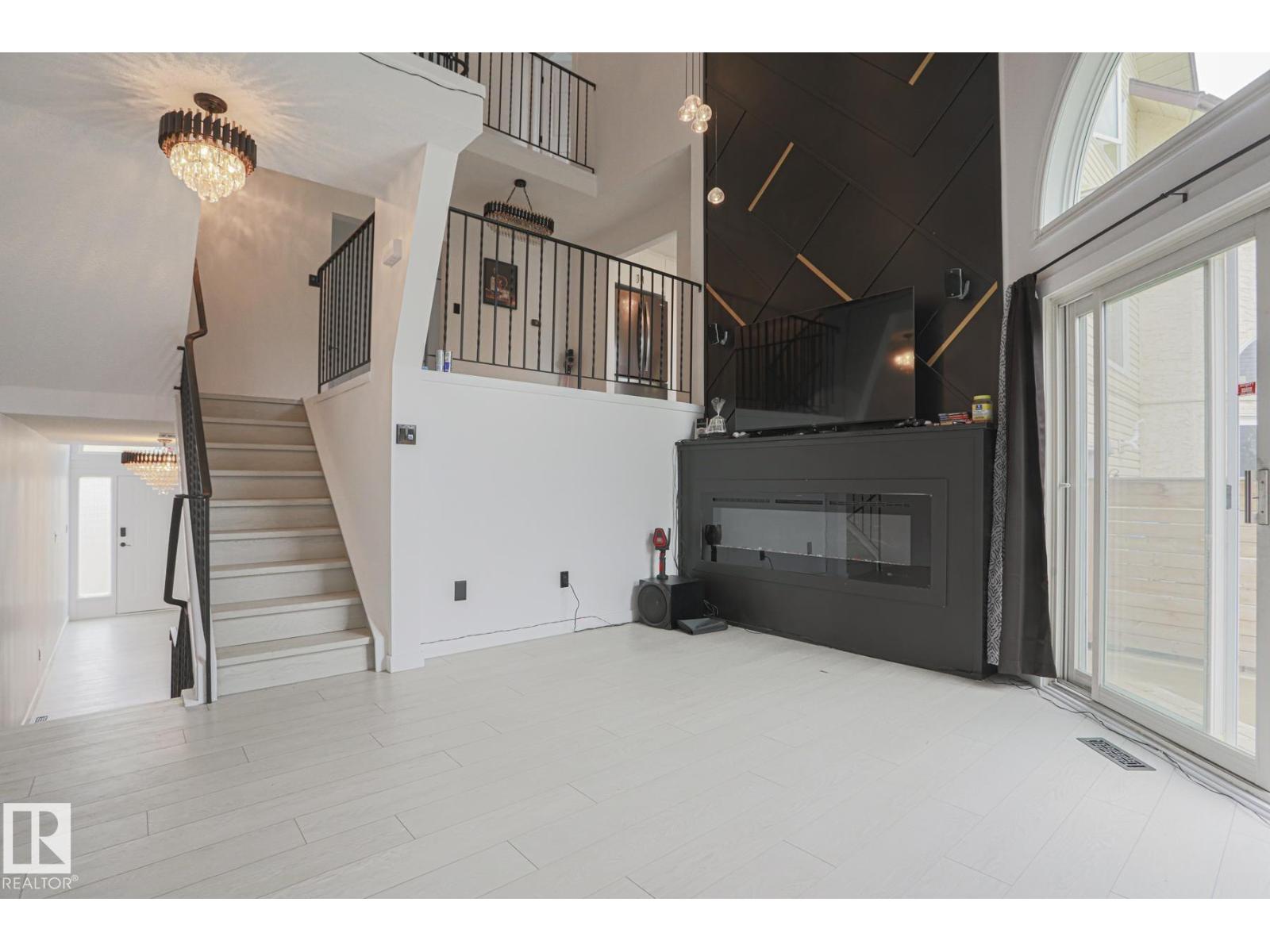 Photo 6 of 23 3811 85 St Nw, Edmonton AB