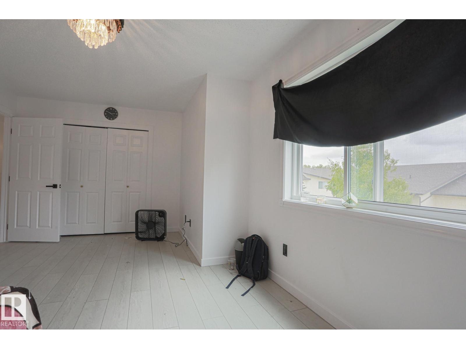 Photo 5 of 23 3811 85 St Nw, Edmonton AB