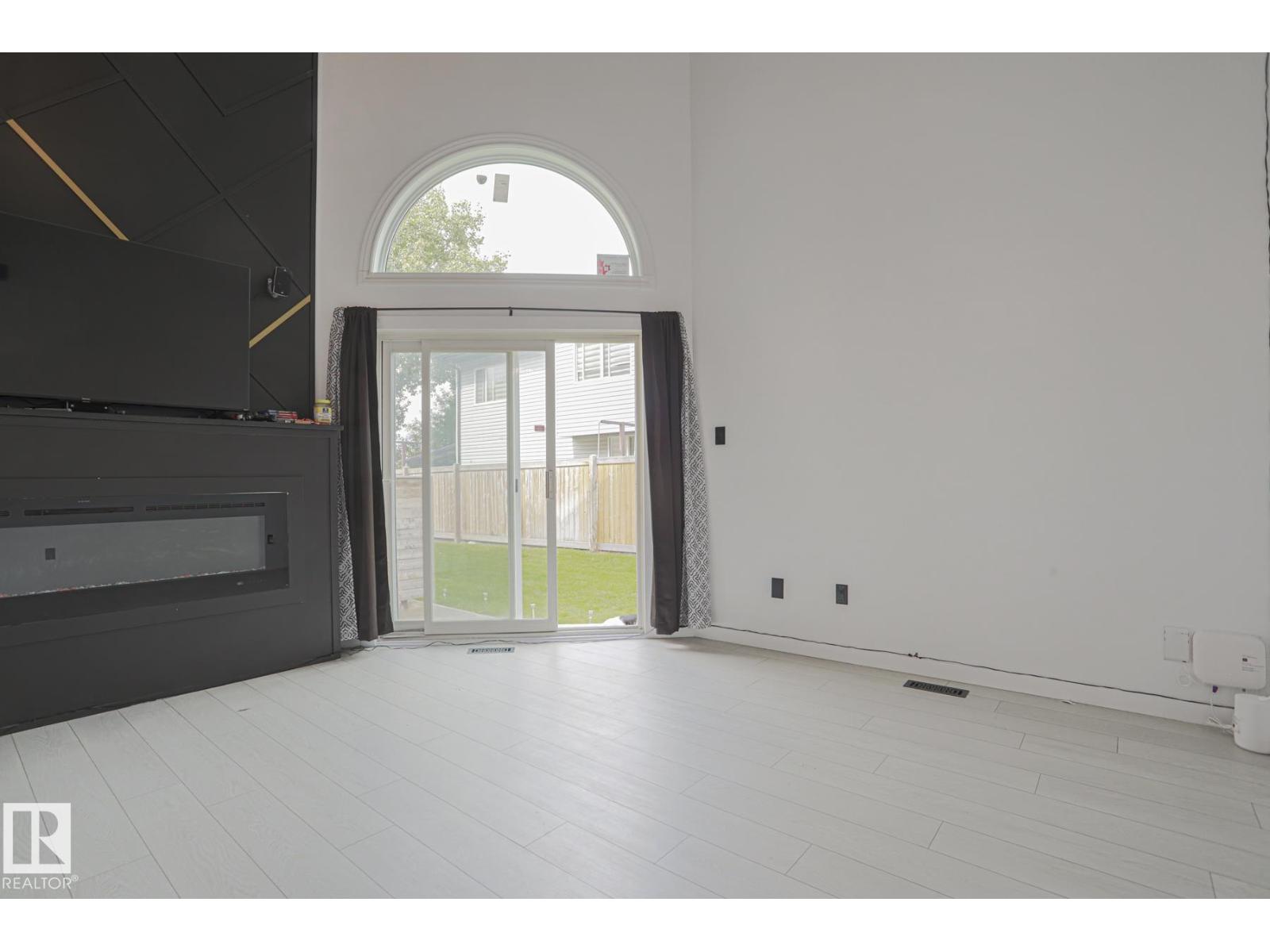 Photo 7 of 23 3811 85 St Nw, Edmonton AB