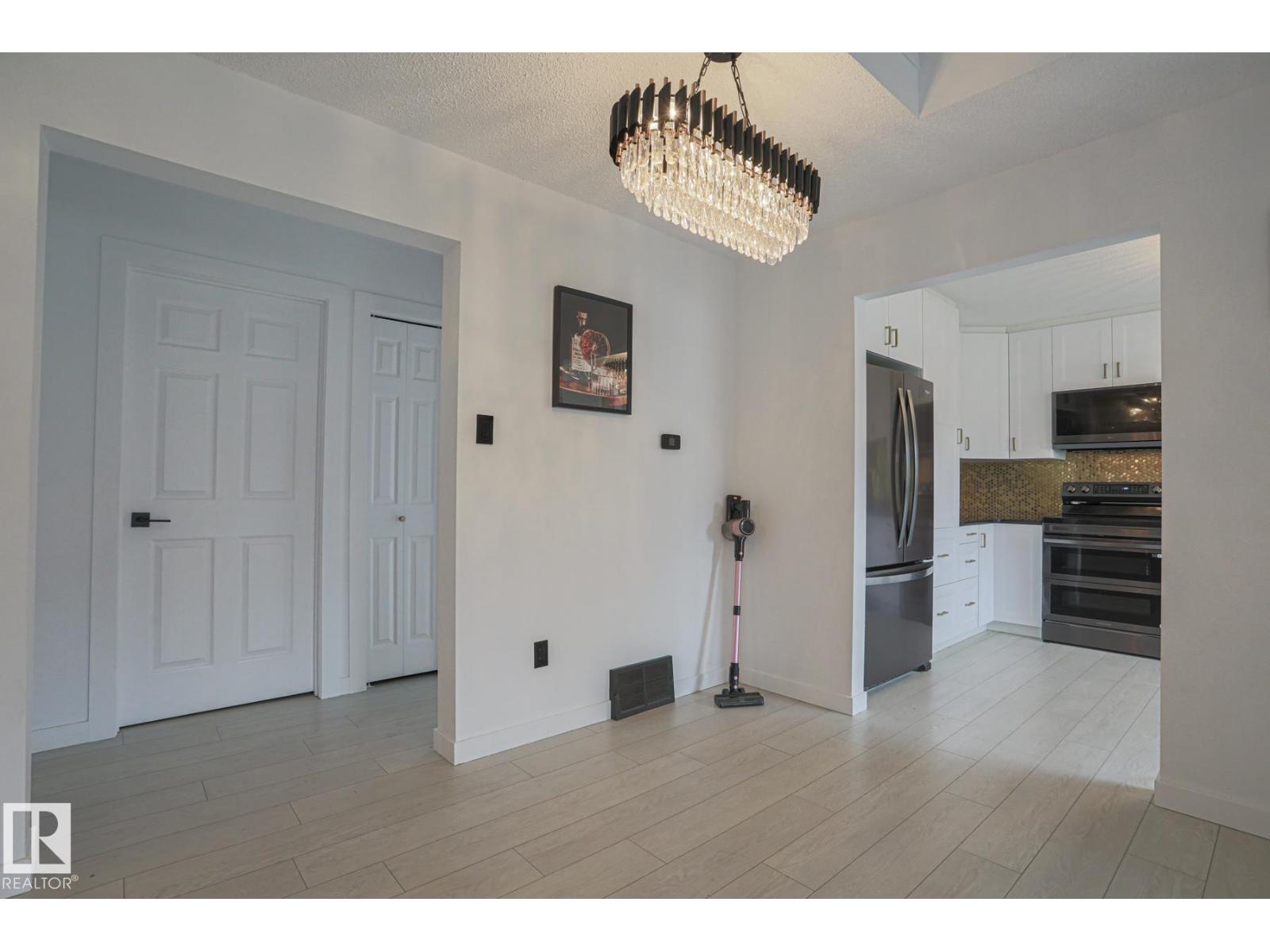 Photo 11 of 23 3811 85 St Nw, Edmonton AB