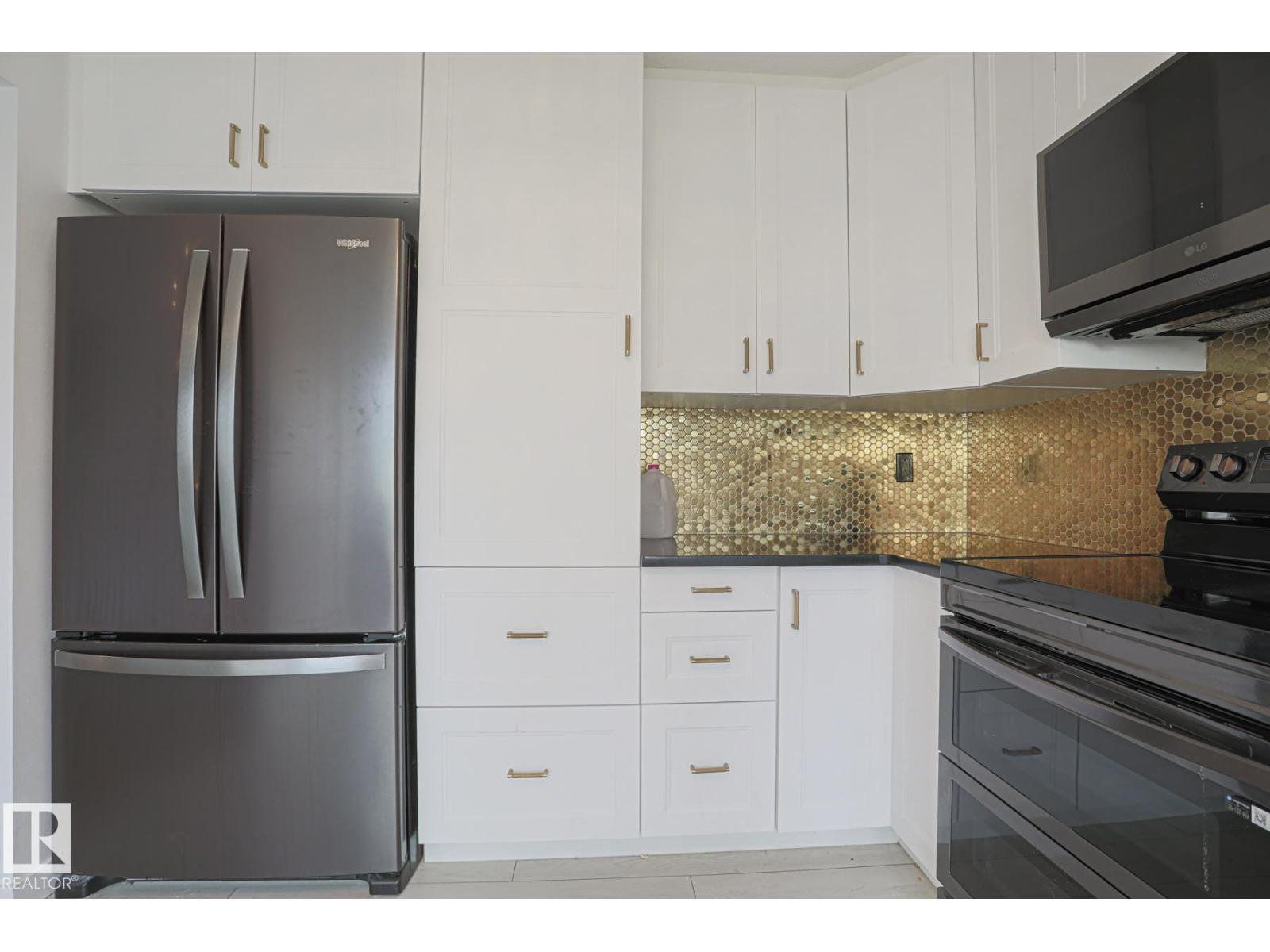 Photo 12 of 23 3811 85 St Nw, Edmonton AB