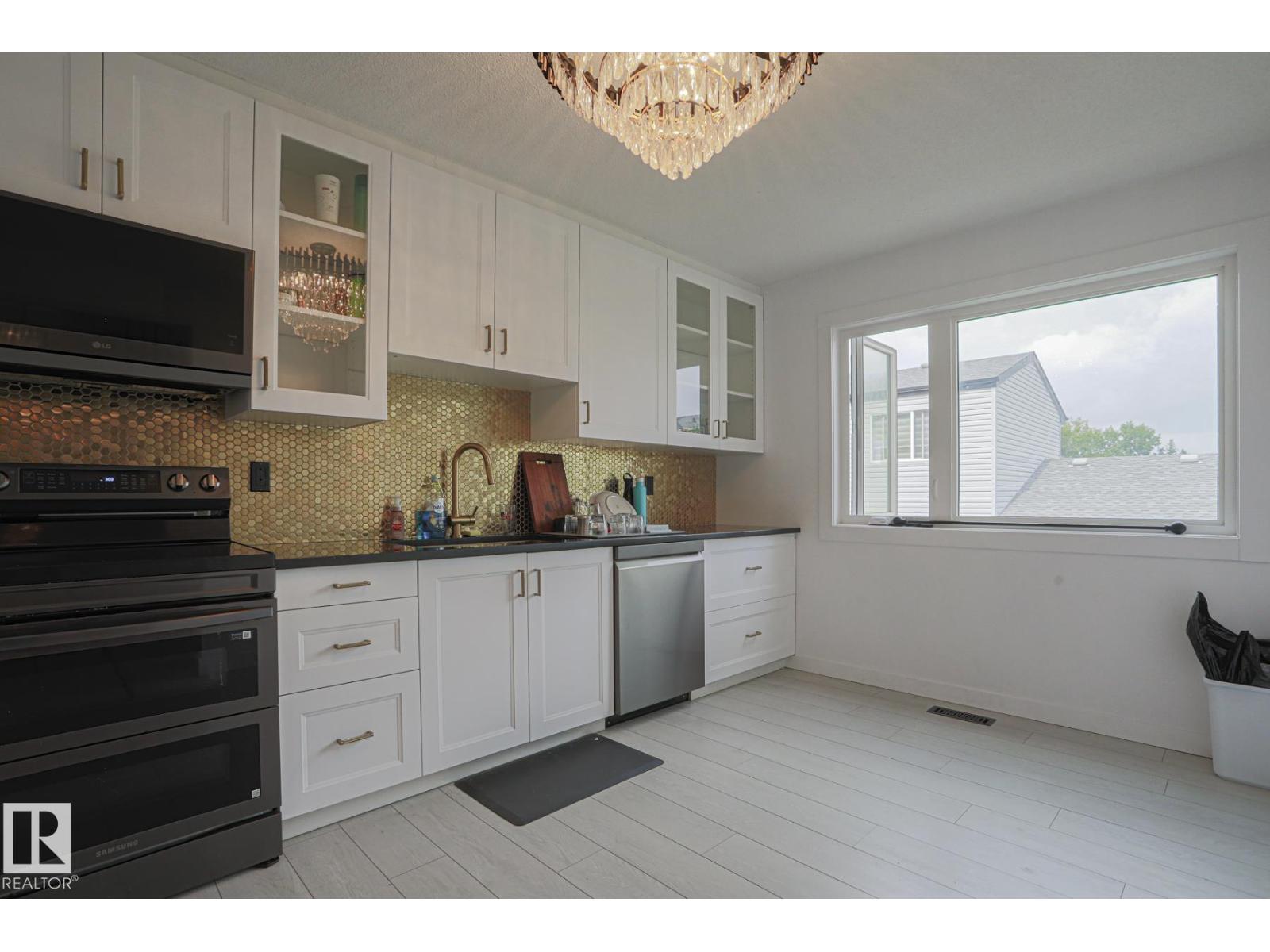 Photo 16 of 23 3811 85 St Nw, Edmonton AB