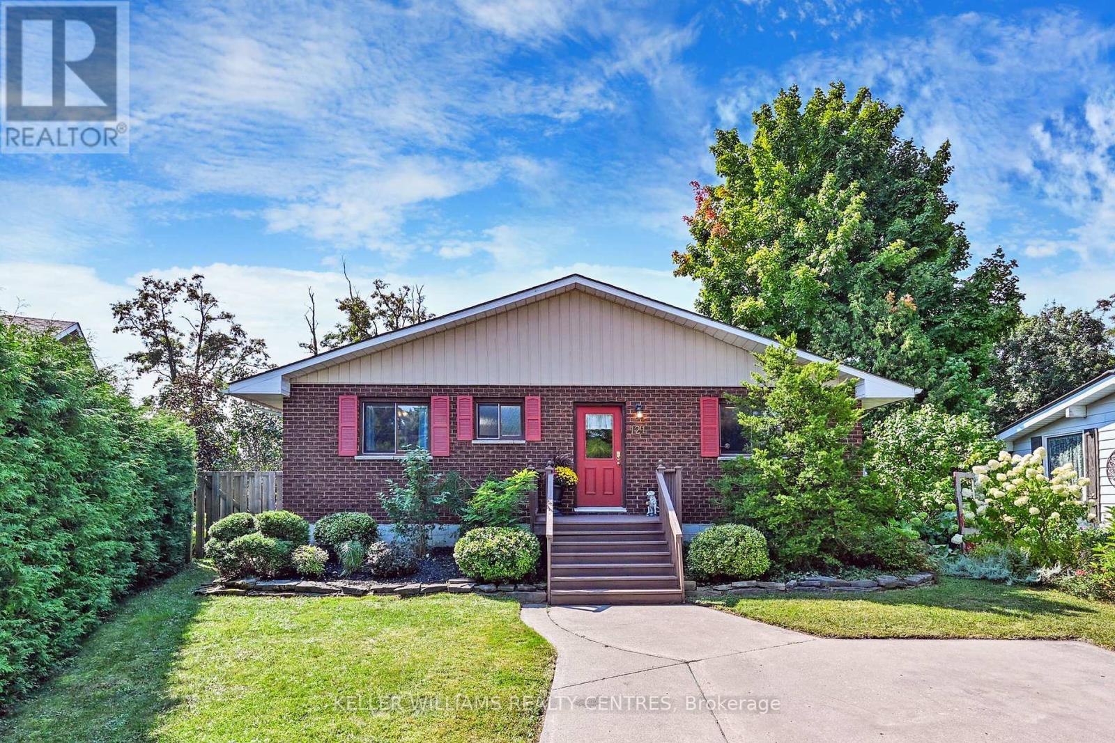 Photo 3 of 121 Queen Street, Kawartha Lakes ON