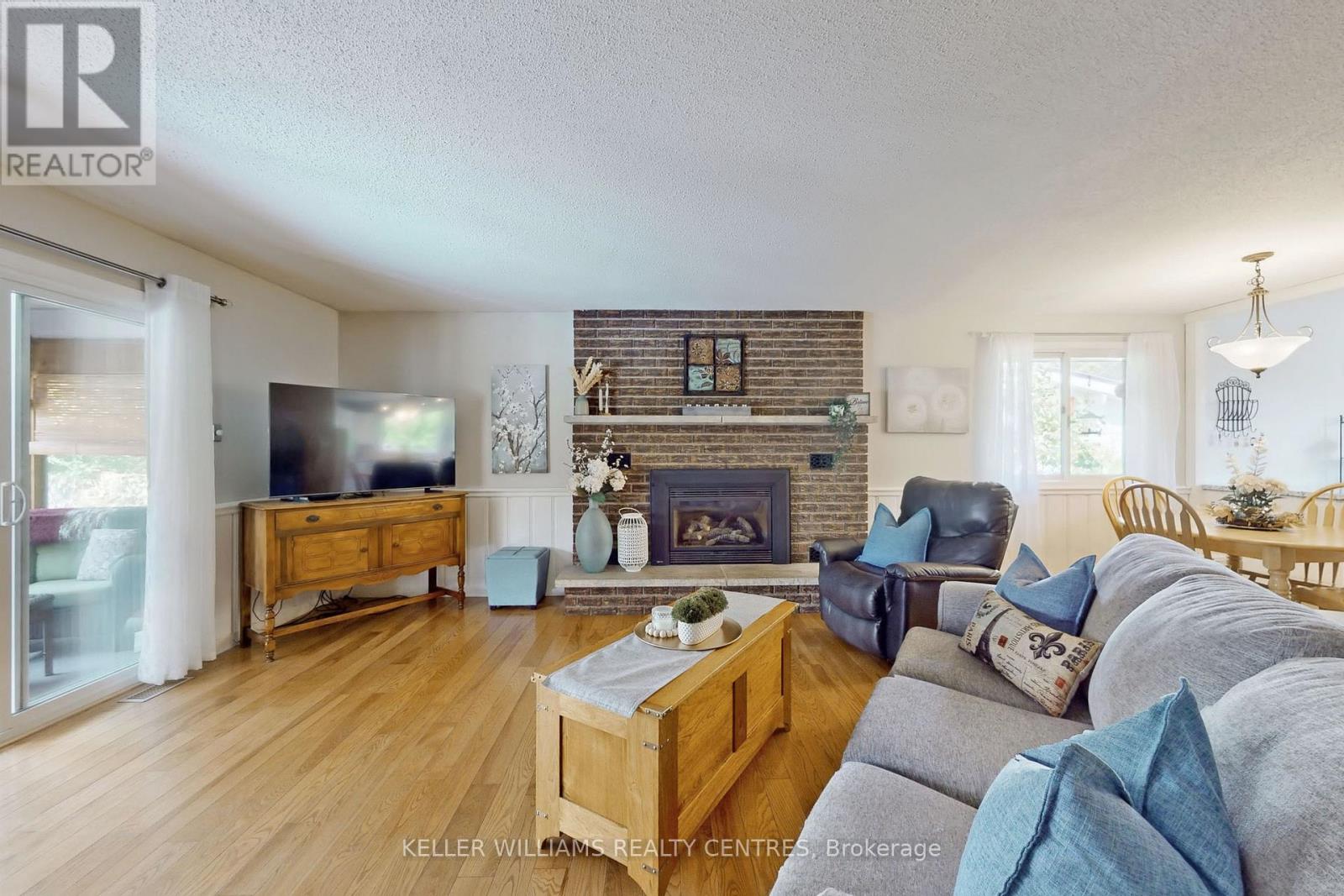 Photo 7 of 121 Queen Street, Kawartha Lakes ON