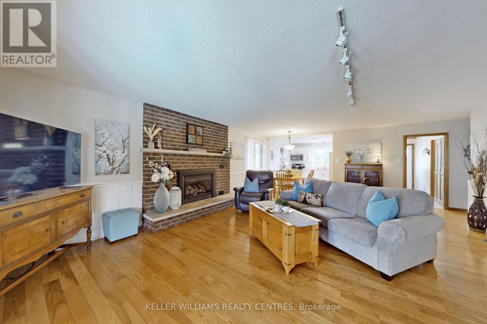 Photo 6 of 121 Queen Street, Kawartha Lakes ON