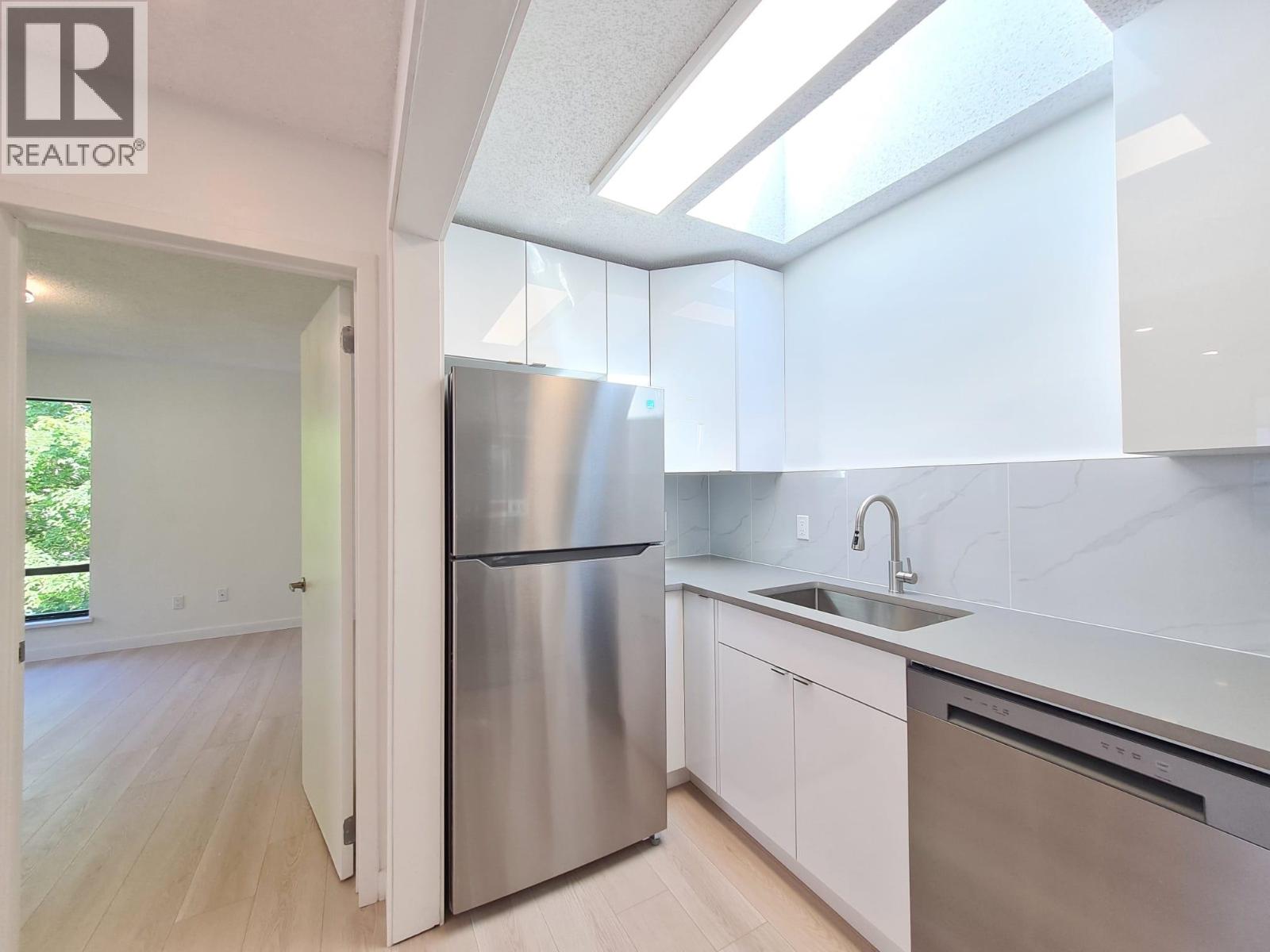 Photo 3 of 301 8645 Osler Street, Vancouver BC