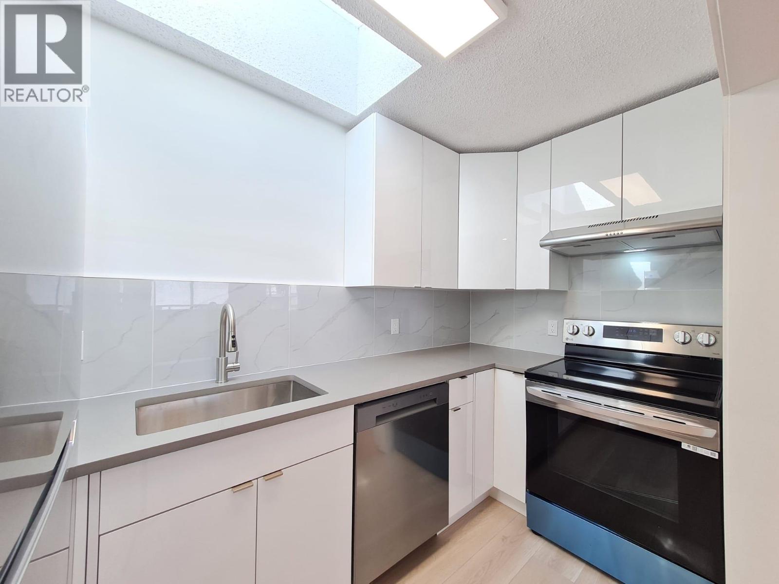 Photo 9 of 301 8645 Osler Street, Vancouver BC