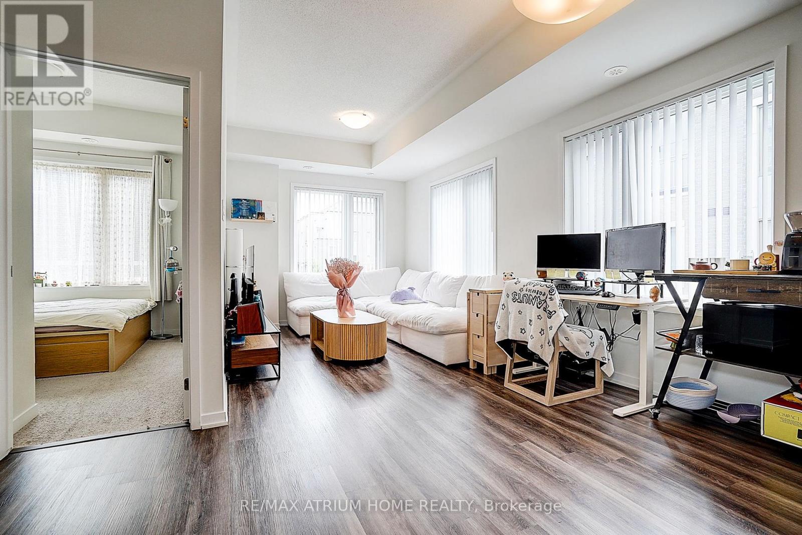 Photo 10 of 14 11 Honeycrisp Crescent, Vaughan ON