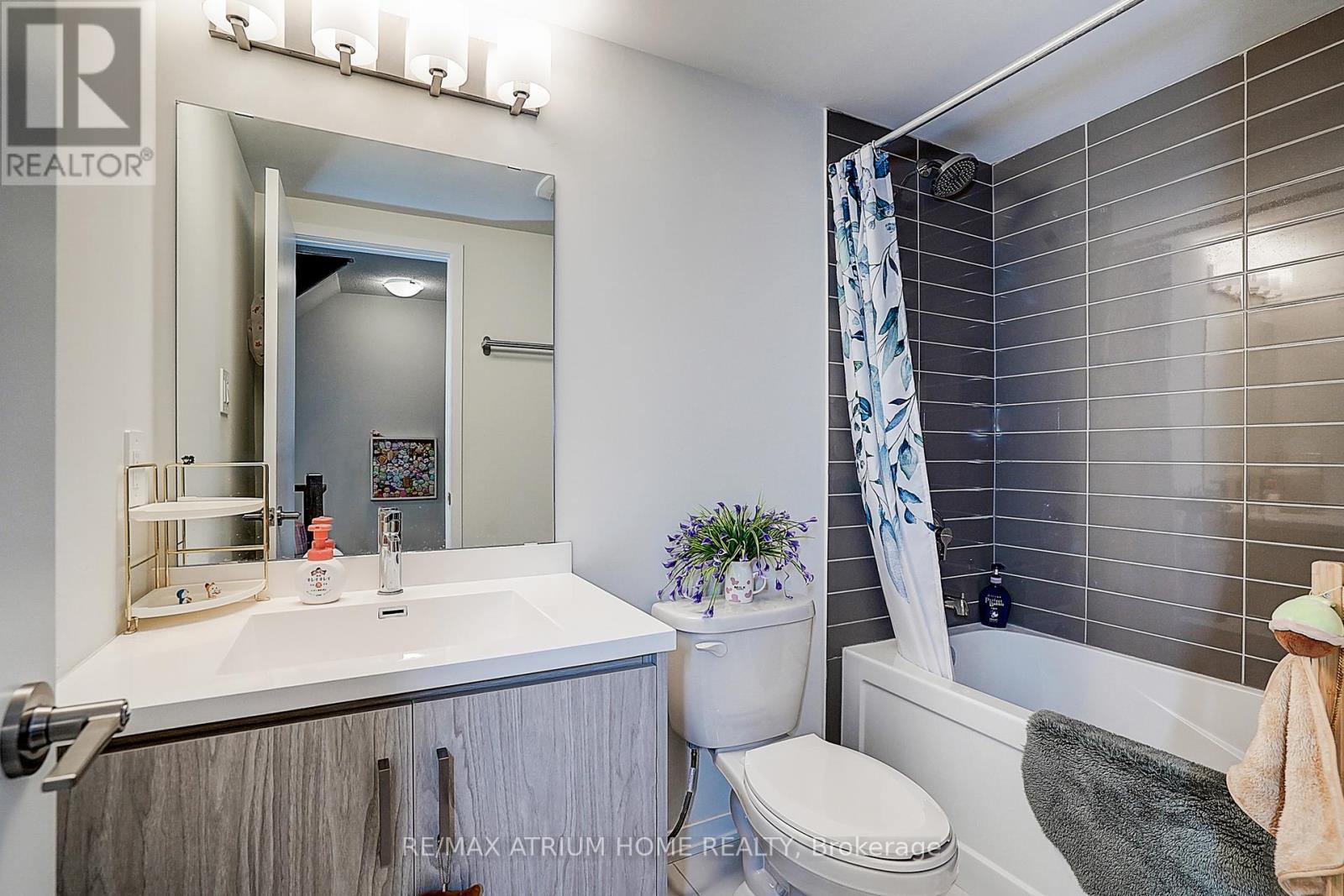 Photo 25 of 14 11 Honeycrisp Crescent, Vaughan ON