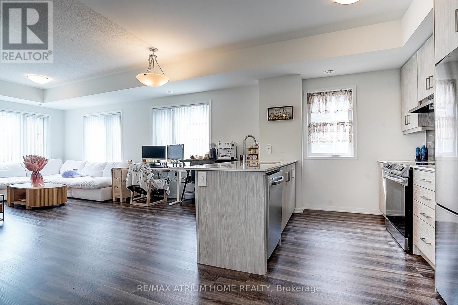 Photo 7 of 14 11 Honeycrisp Crescent, Vaughan ON