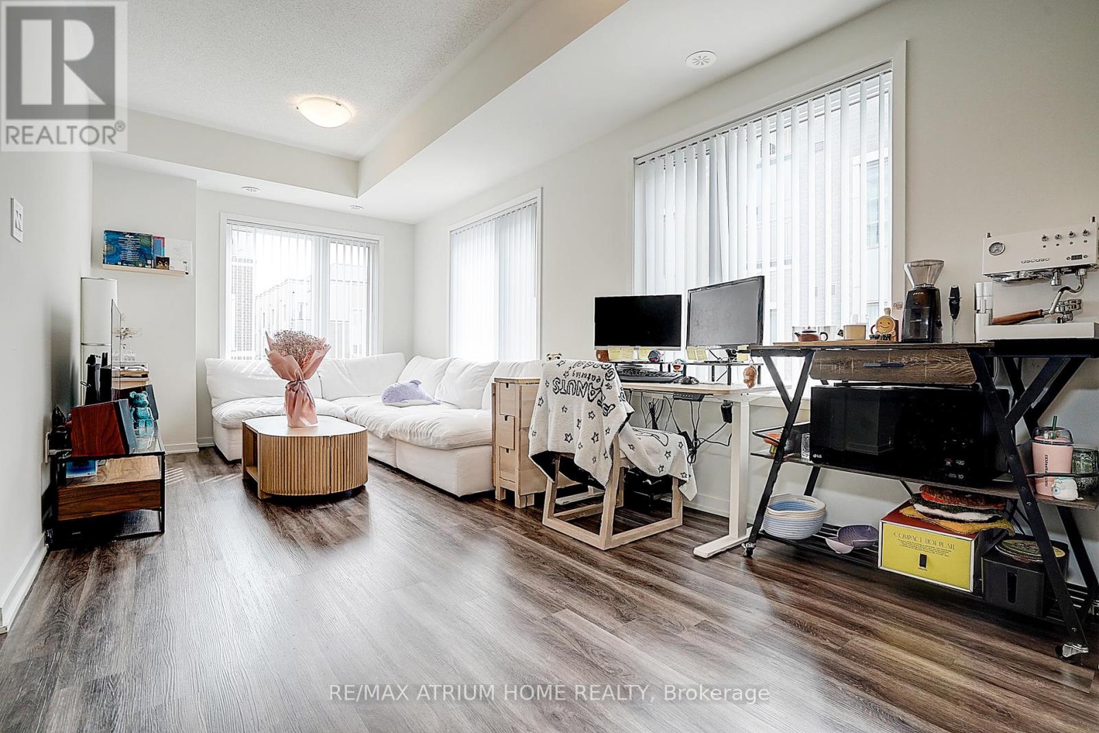 Photo 8 of 14 11 Honeycrisp Crescent, Vaughan ON