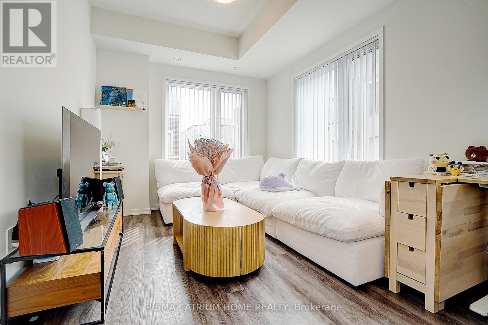 Photo 9 of 14 11 Honeycrisp Crescent, Vaughan ON