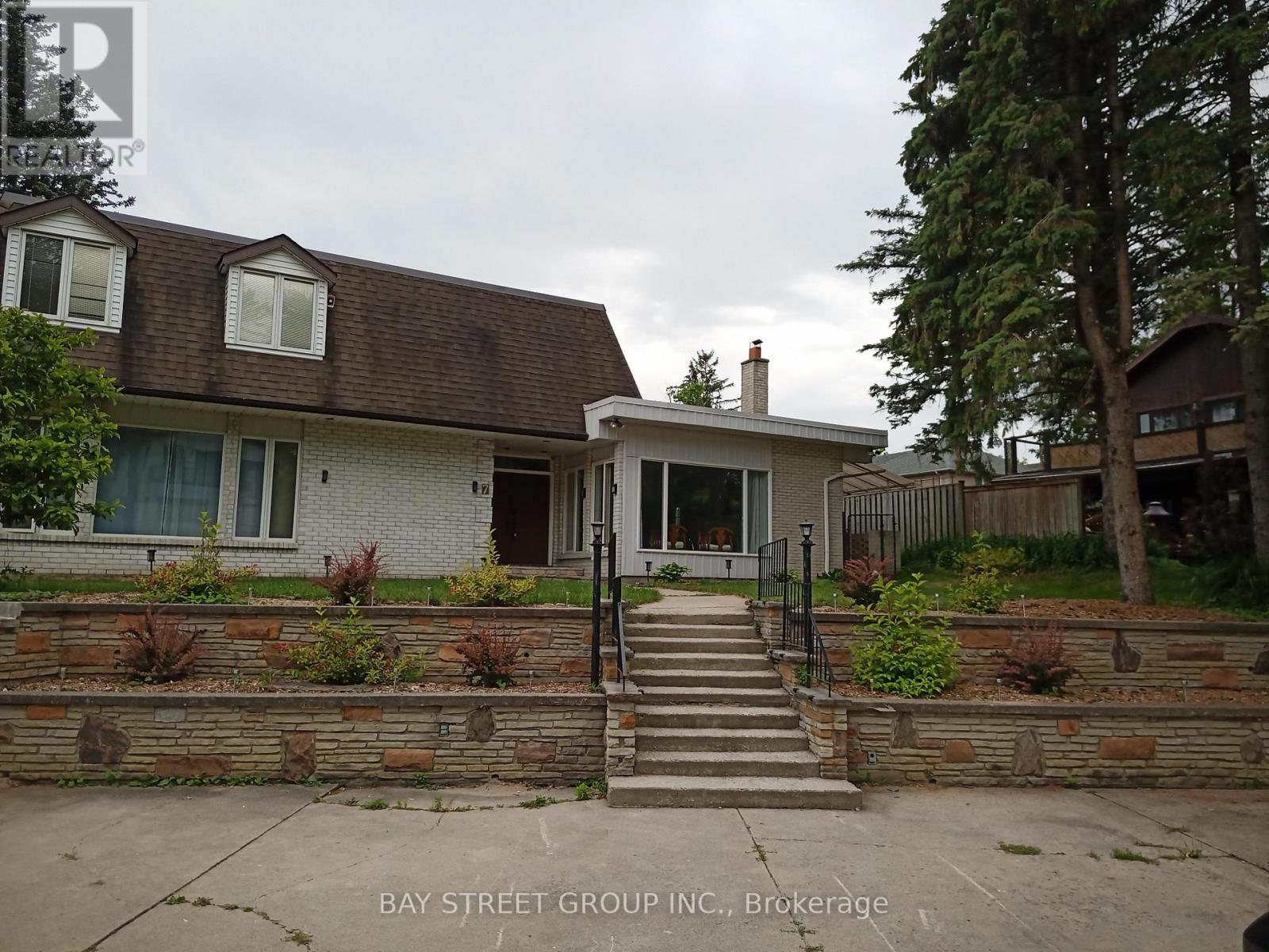 Photo 1 of 7 Maple Crescent, Whitchurchstouffville ON