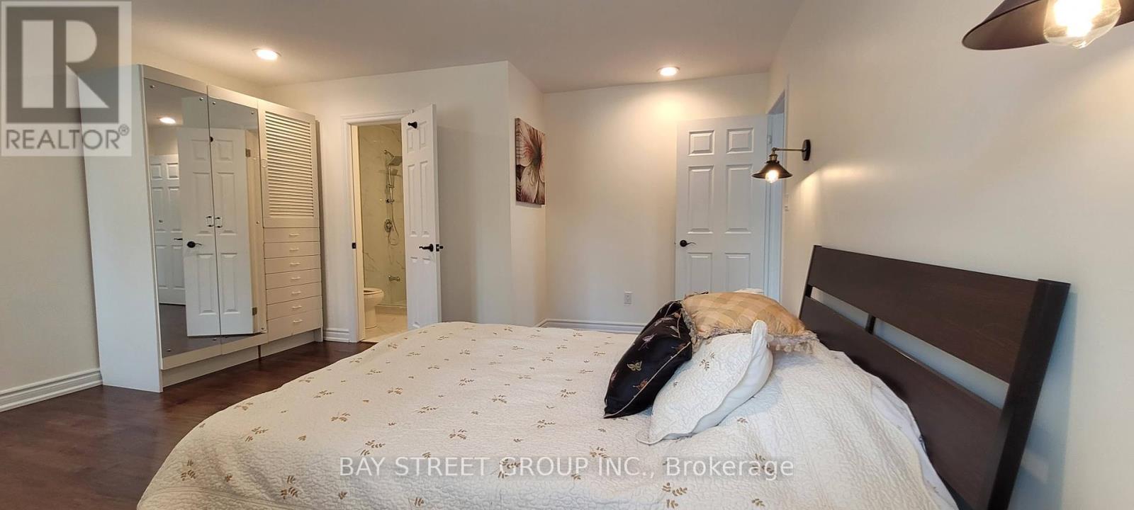 Photo 11 of 7 Maple Crescent, Whitchurchstouffville ON