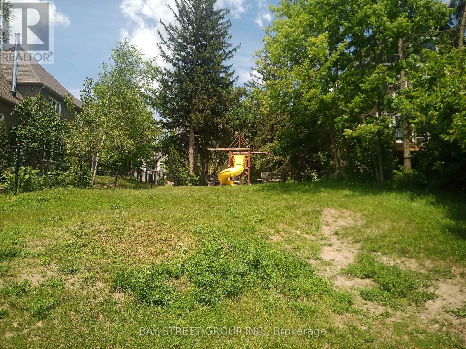 Photo 33 of 7 Maple Crescent, Whitchurchstouffville ON