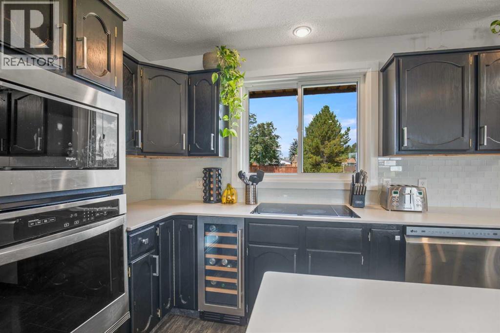 Photo 13 of 5821 45 Avenue, Lacombe AB