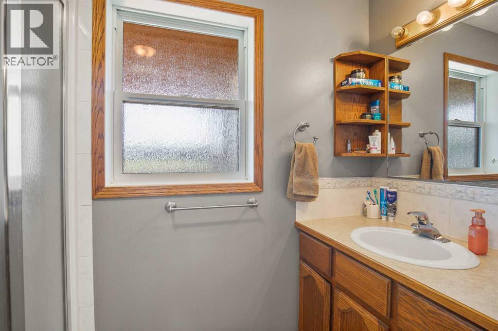 Photo 16 of 5821 45 Avenue, Lacombe AB