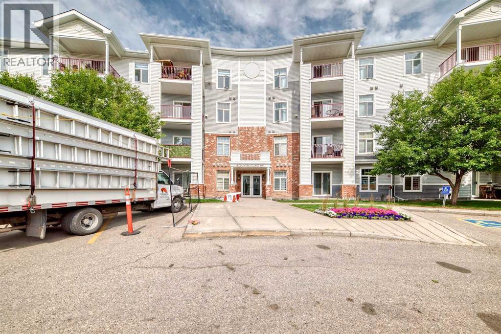 306, 8 Country Village Bay NE, Calgary, Alberta