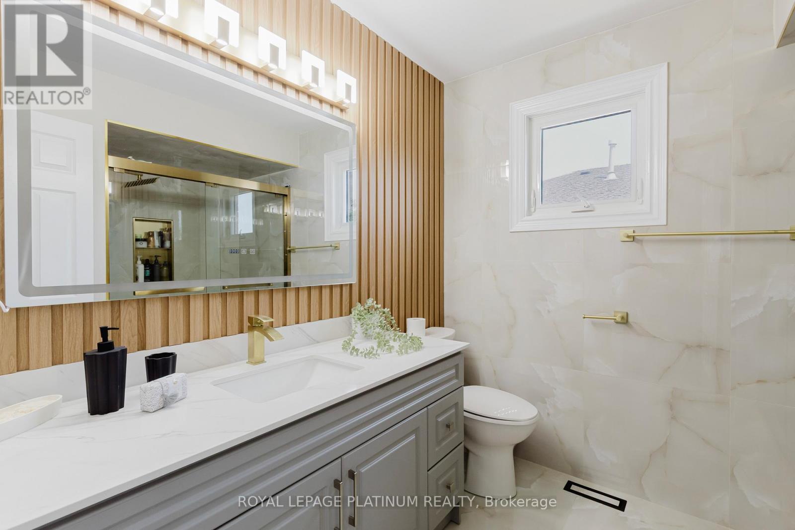 Photo 16 of 4 Burwash Court, Brampton ON
