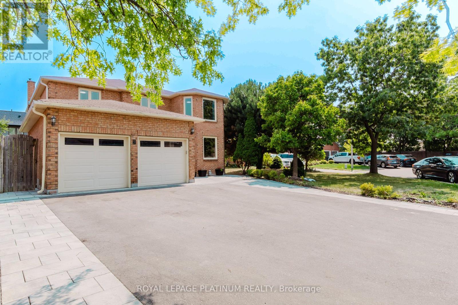 Photo 2 of 4 Burwash Court, Brampton ON