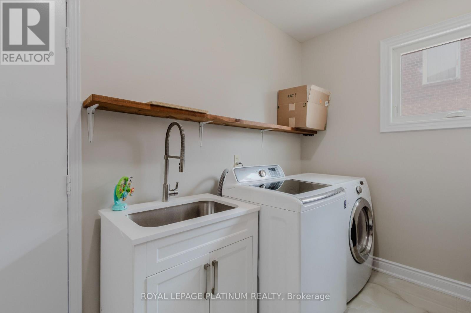 Photo 27 of 4 Burwash Court, Brampton ON