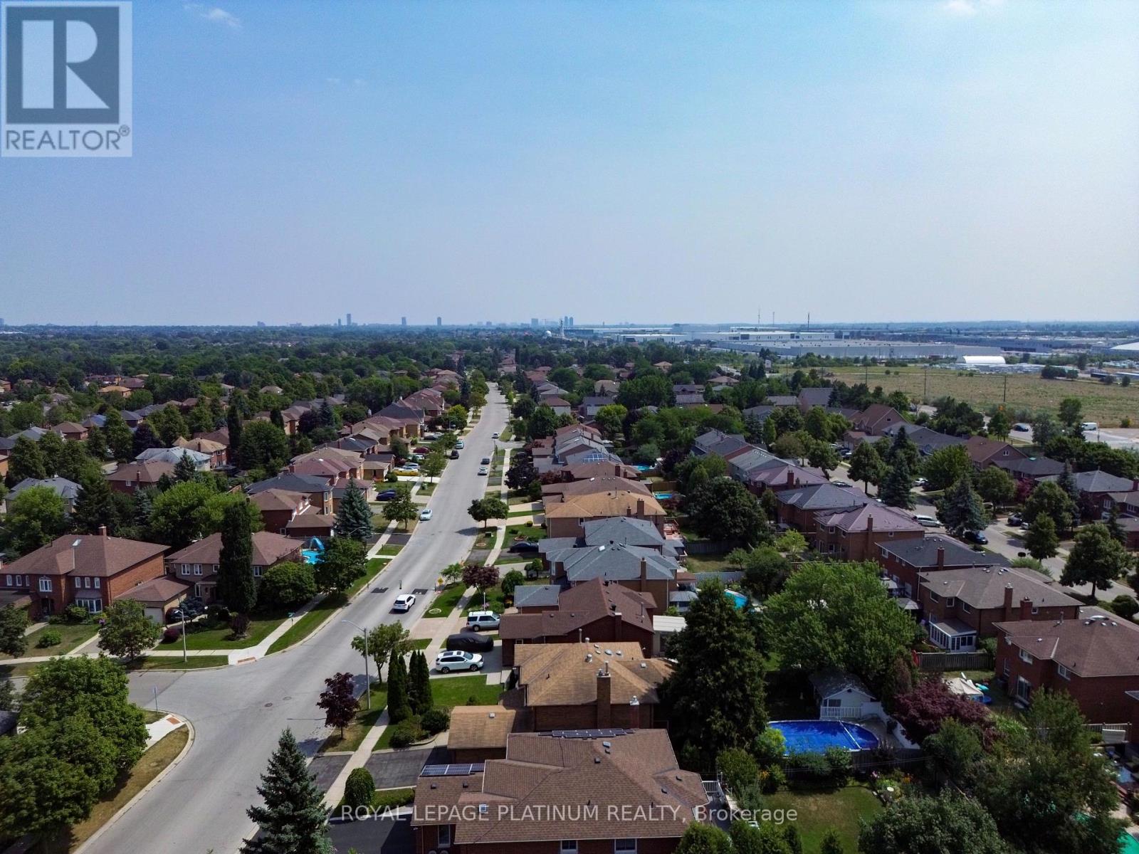 Photo 38 of 4 Burwash Court, Brampton ON