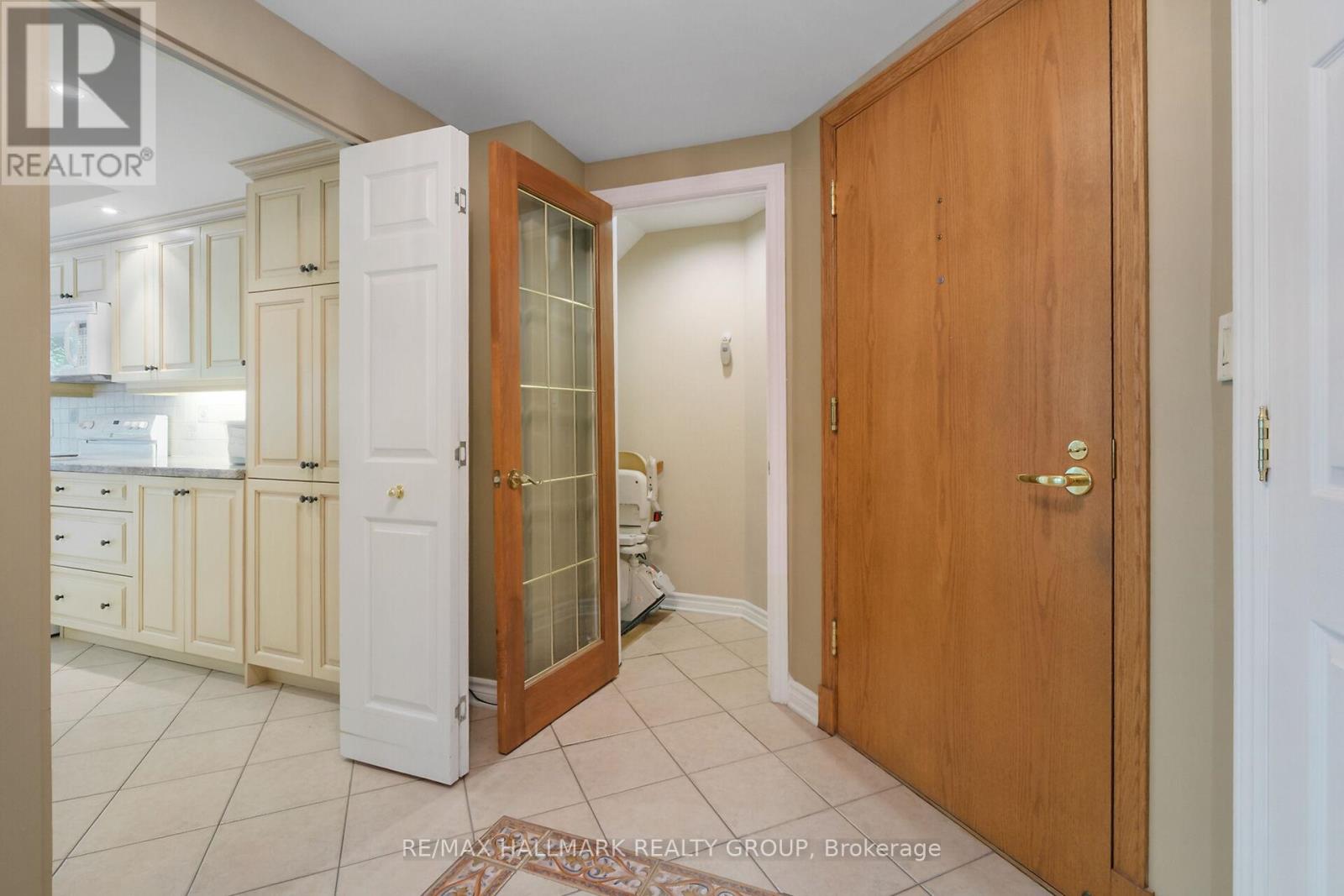 Photo 12 of 1 A 131 Robson Court, Ottawa ON