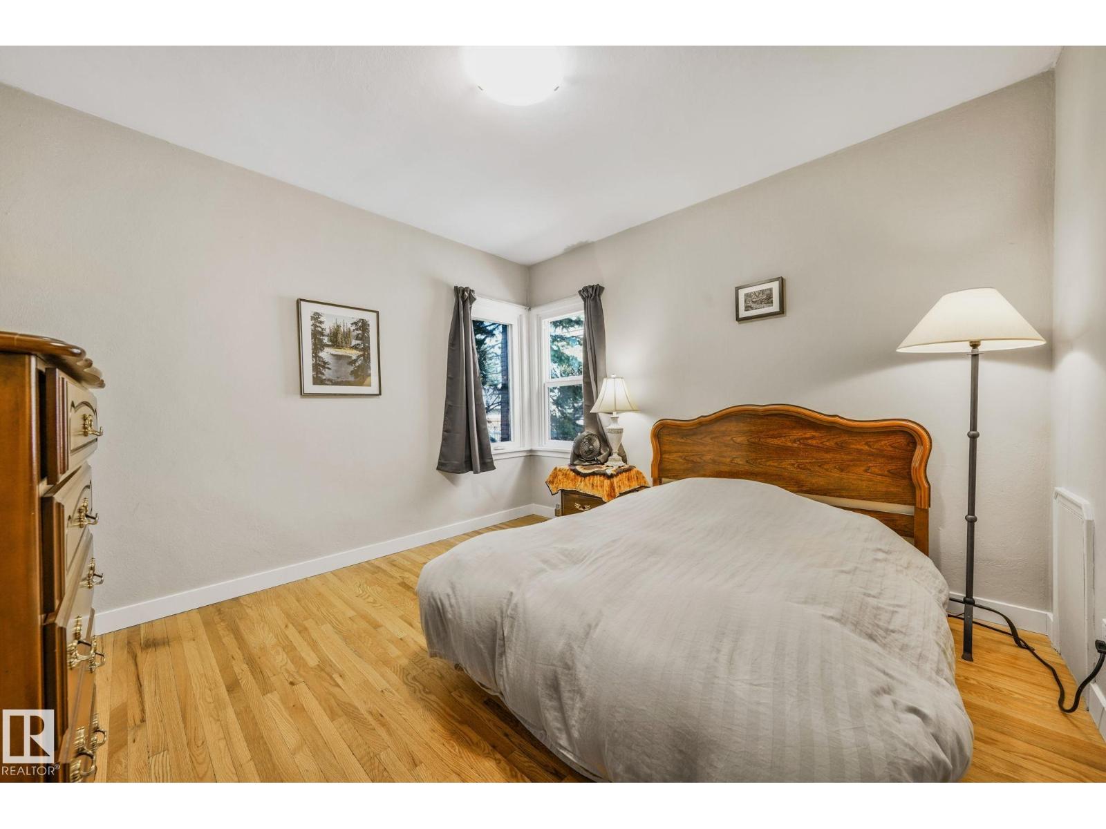 Photo 11 of 11522 101 St Nw, Edmonton AB