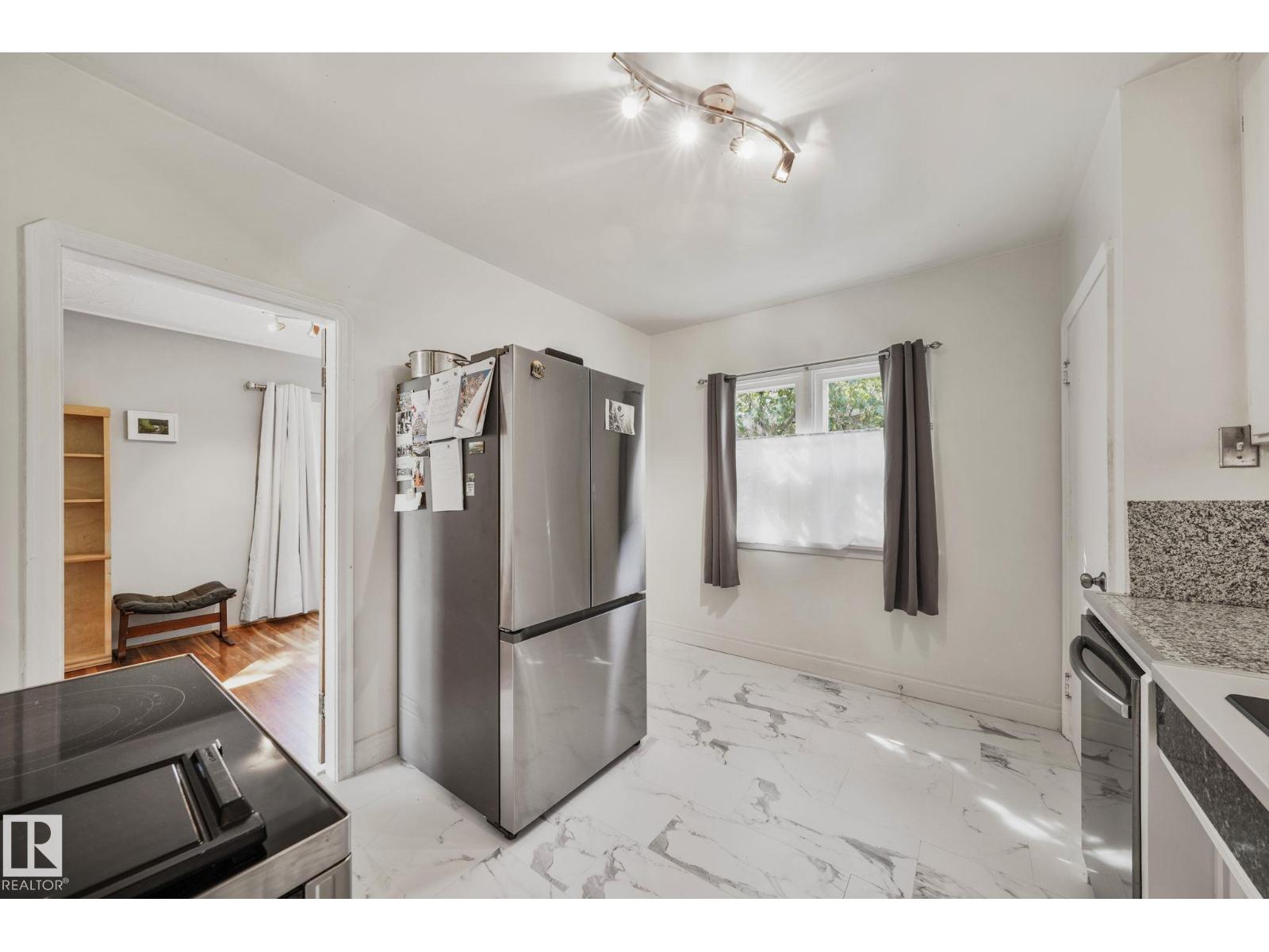 Photo 8 of 11522 101 St Nw, Edmonton AB