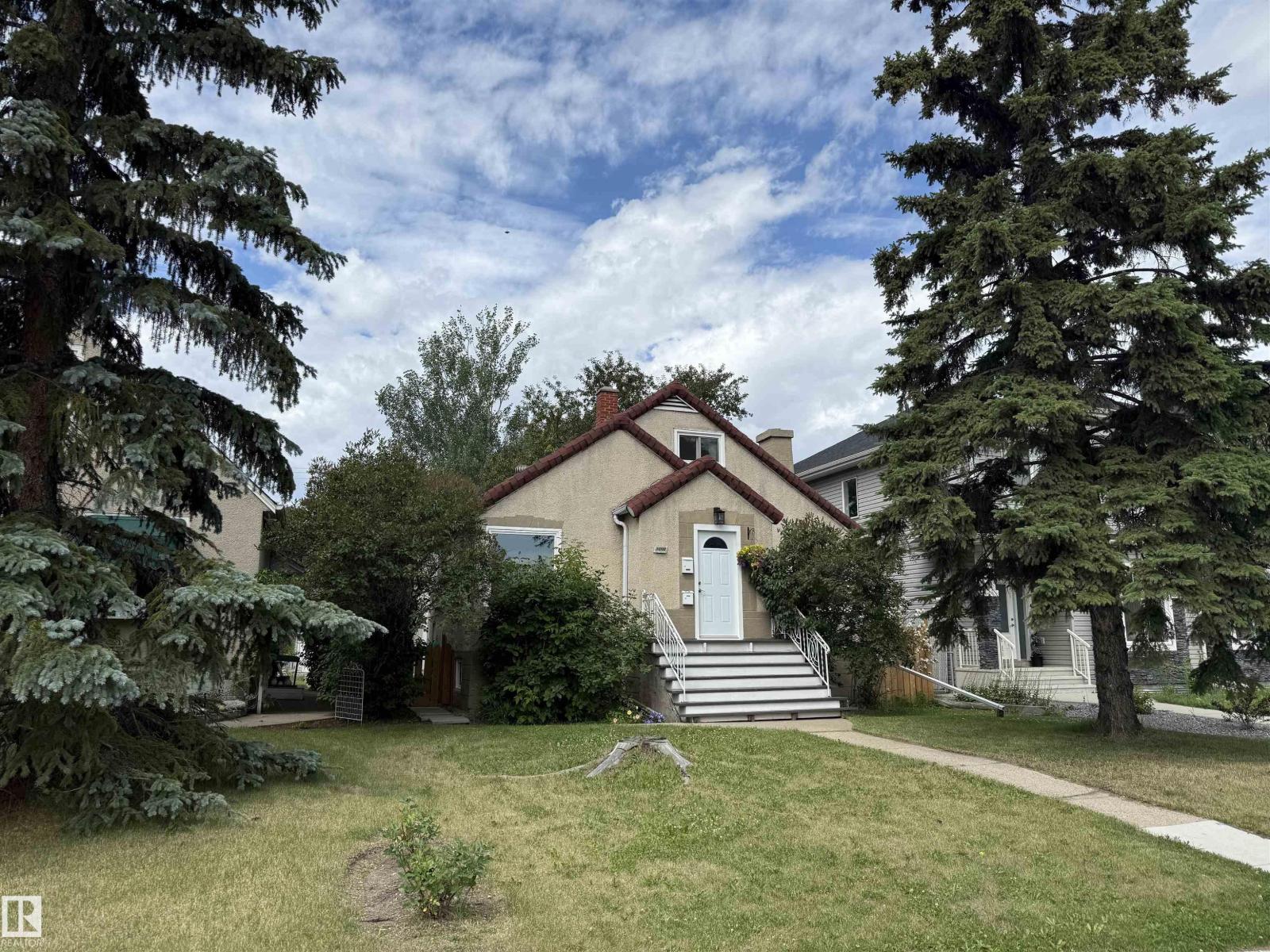 Photo 2 of 11522 101 St Nw, Edmonton AB