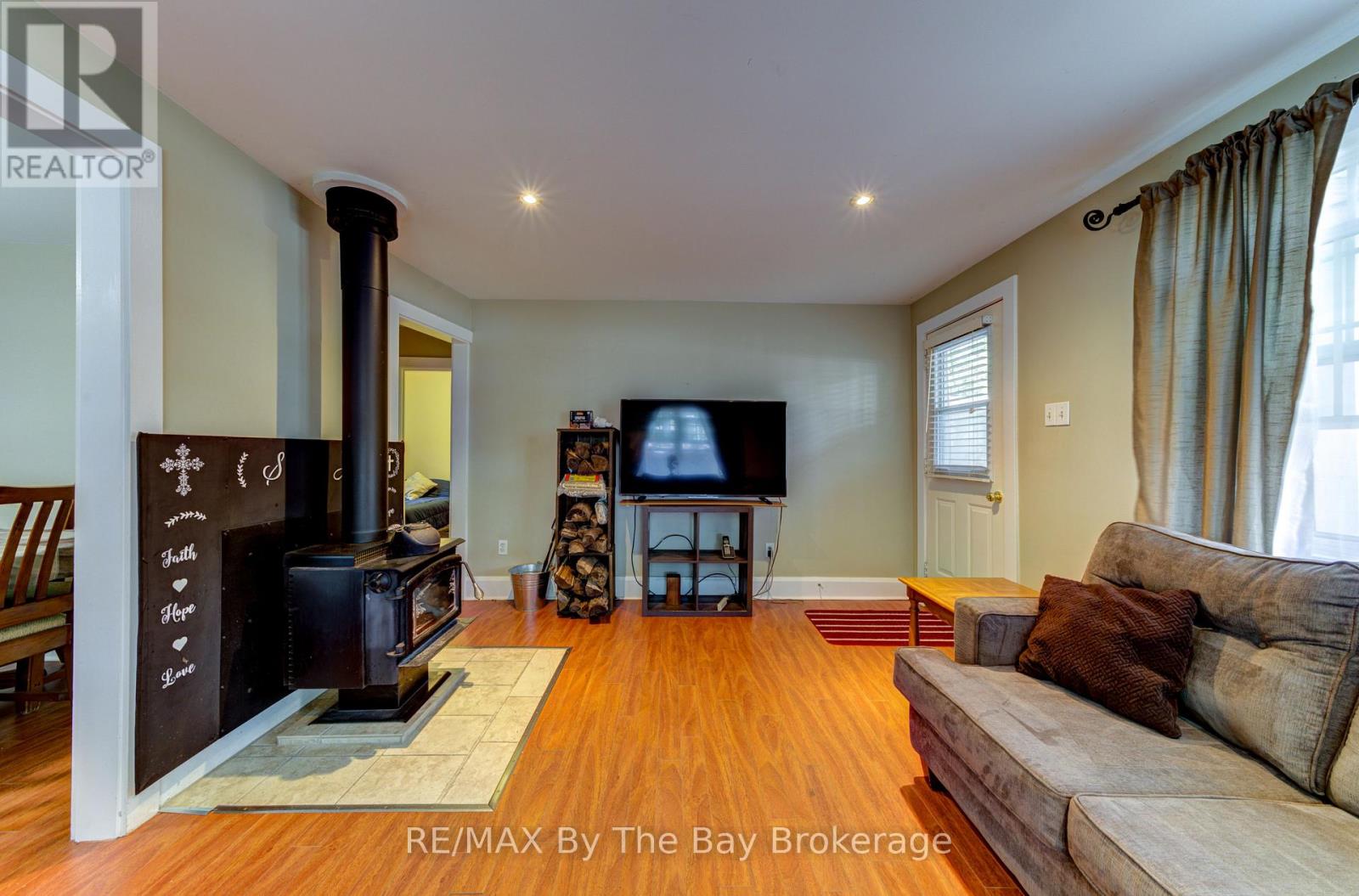 Photo 13 of 110 24th Street N, Wasaga Beach ON