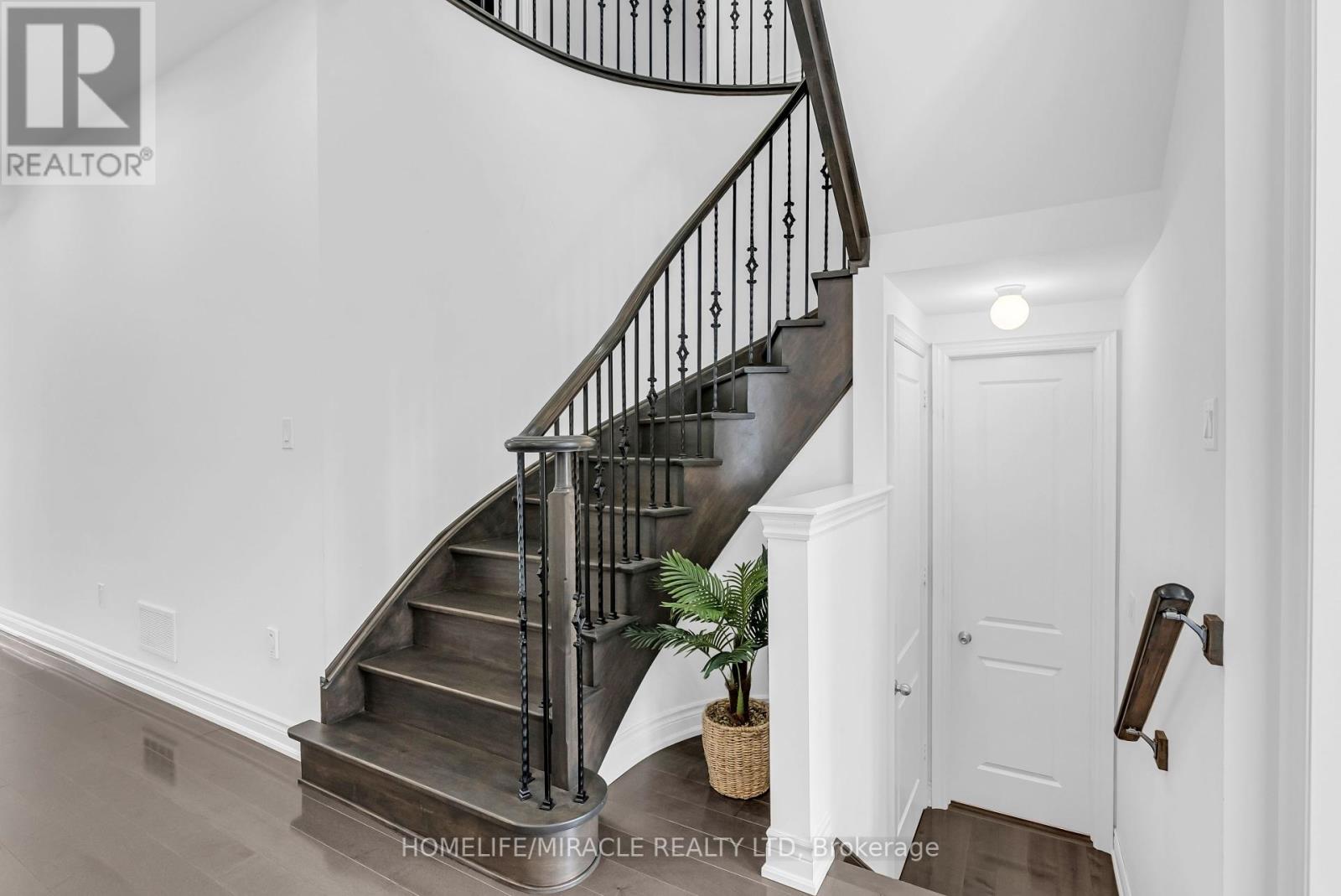 Photo 25 of 9 Galen Crescent, Vaughan ON
