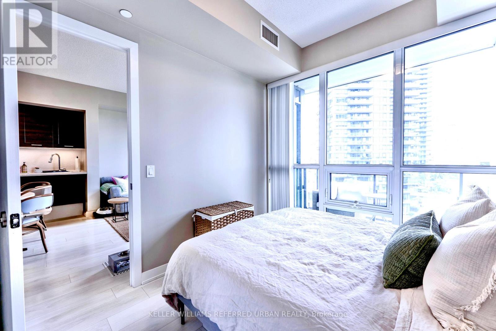Photo 7 of 1005 2212 Lake Shore Boulevard W, Toronto ON