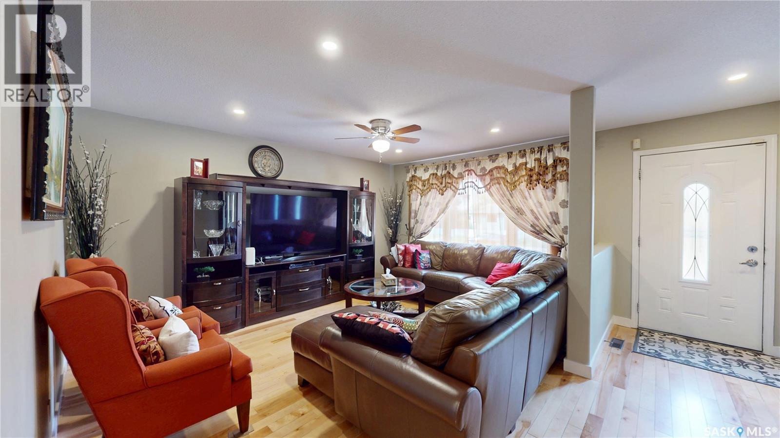 Photo 3 of 710 Weldon Avenue, Saskatoon SK